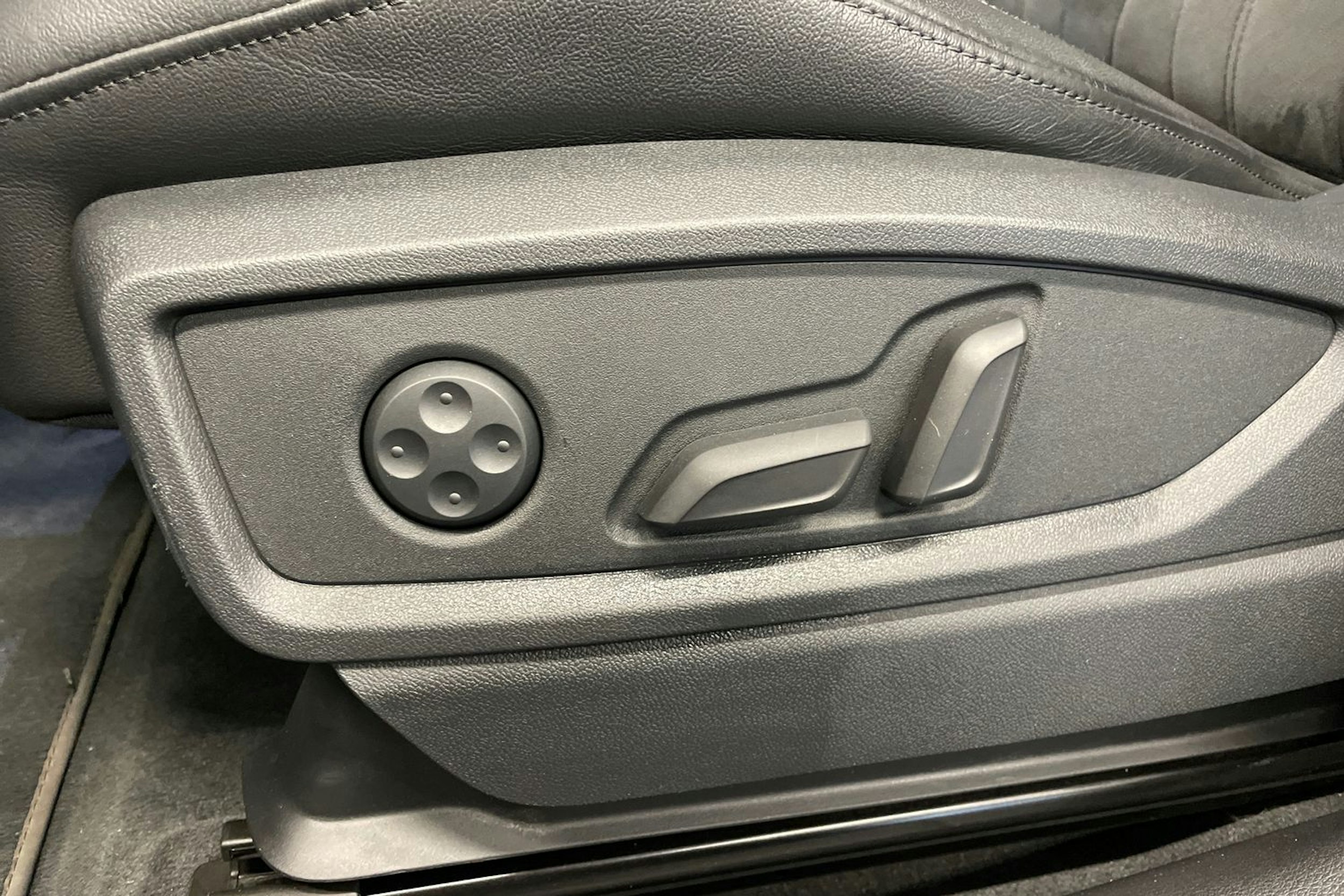 sininen Audi Q5 2021 kuva 17.