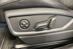 sininen Audi Q5 2021 kuva 17.
