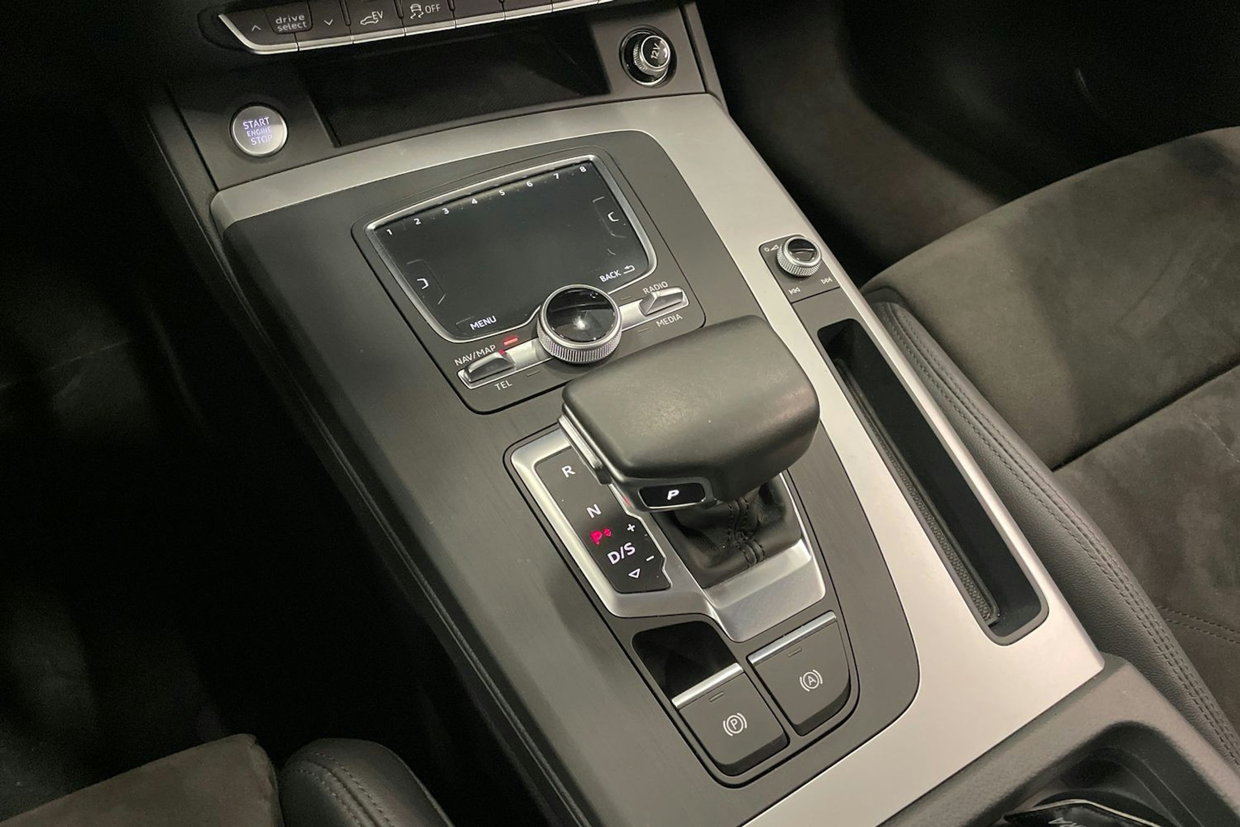 sininen Audi Q5 2021 kuva 24.