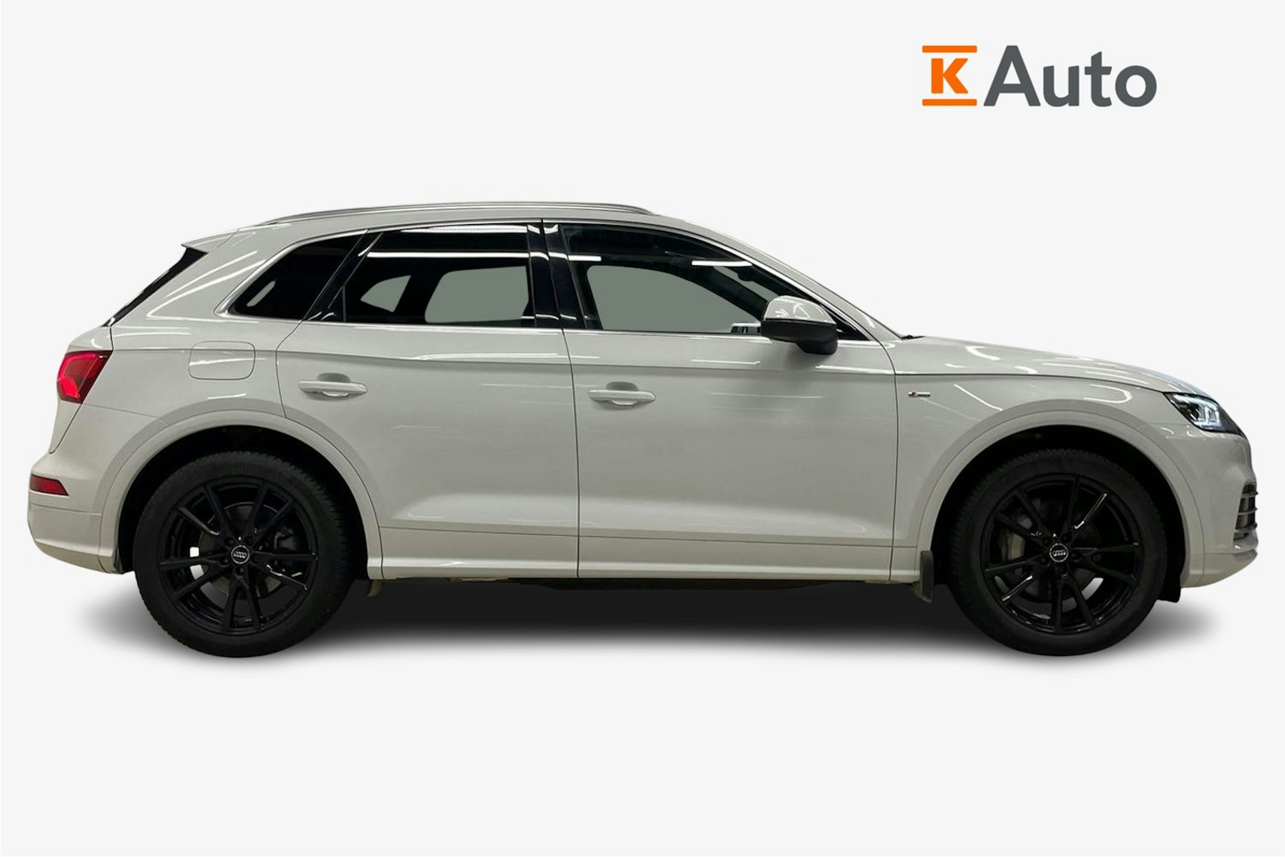 Valkoinen Audi Q5 2020 kuva 5.