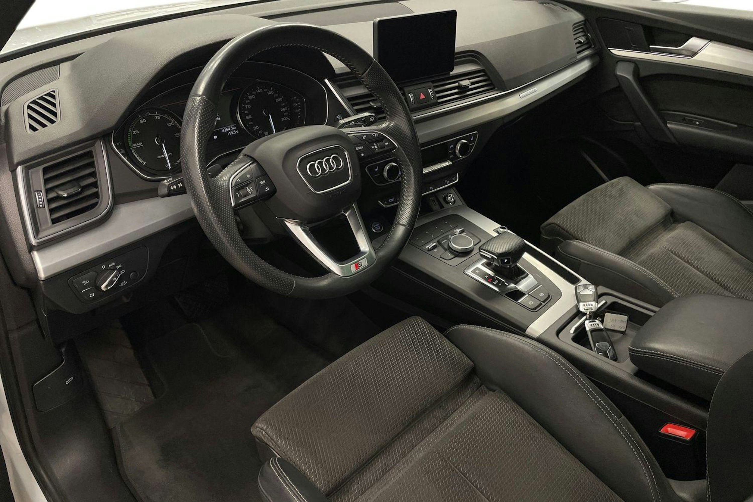 Valkoinen Audi Q5 2020 kuva 6.