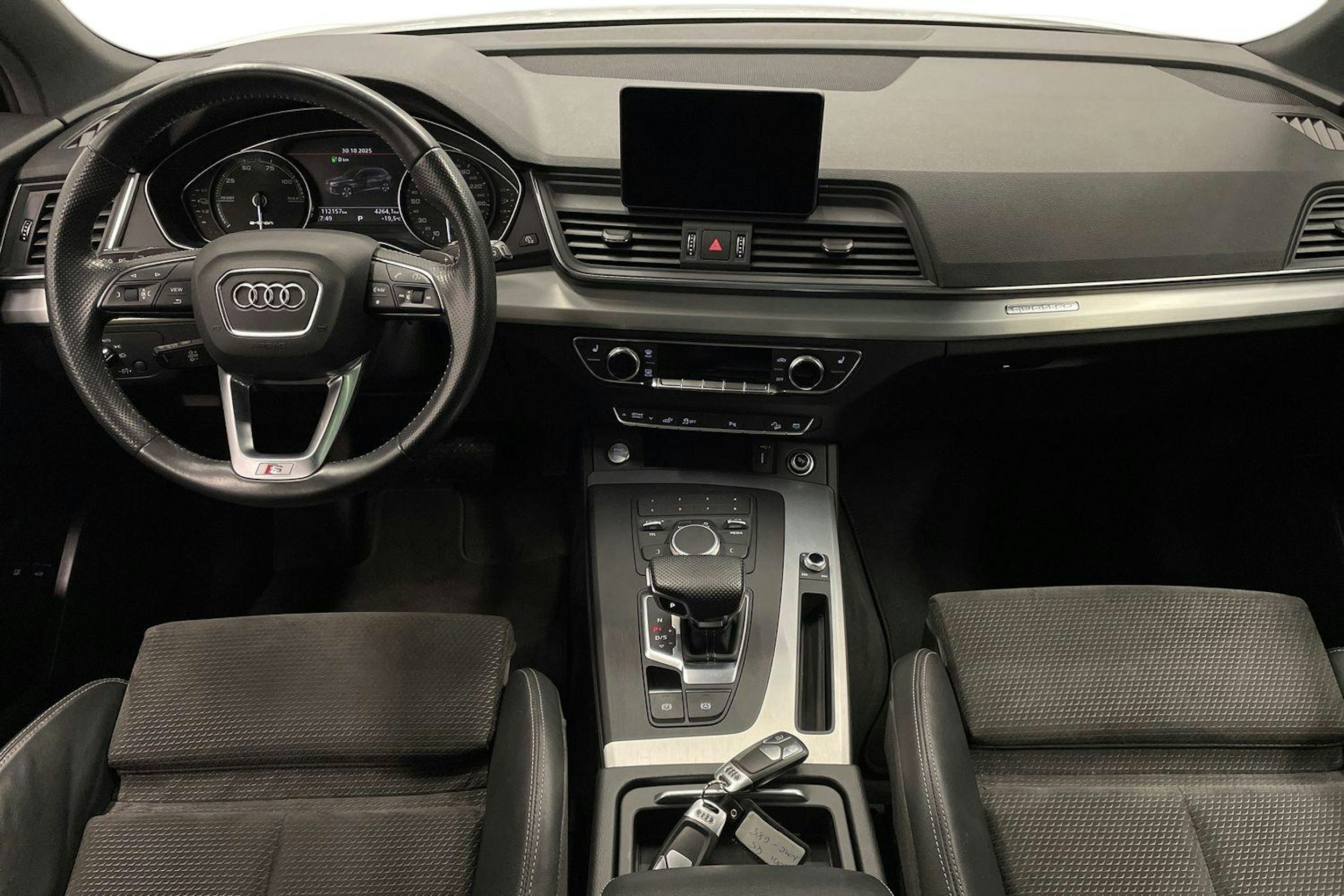 Valkoinen Audi Q5 2020 kuva 7.