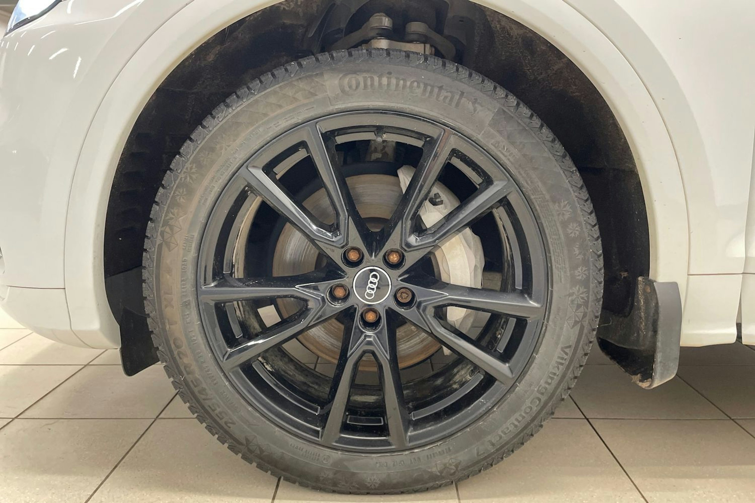 Valkoinen Audi Q5 2020 kuva 9.