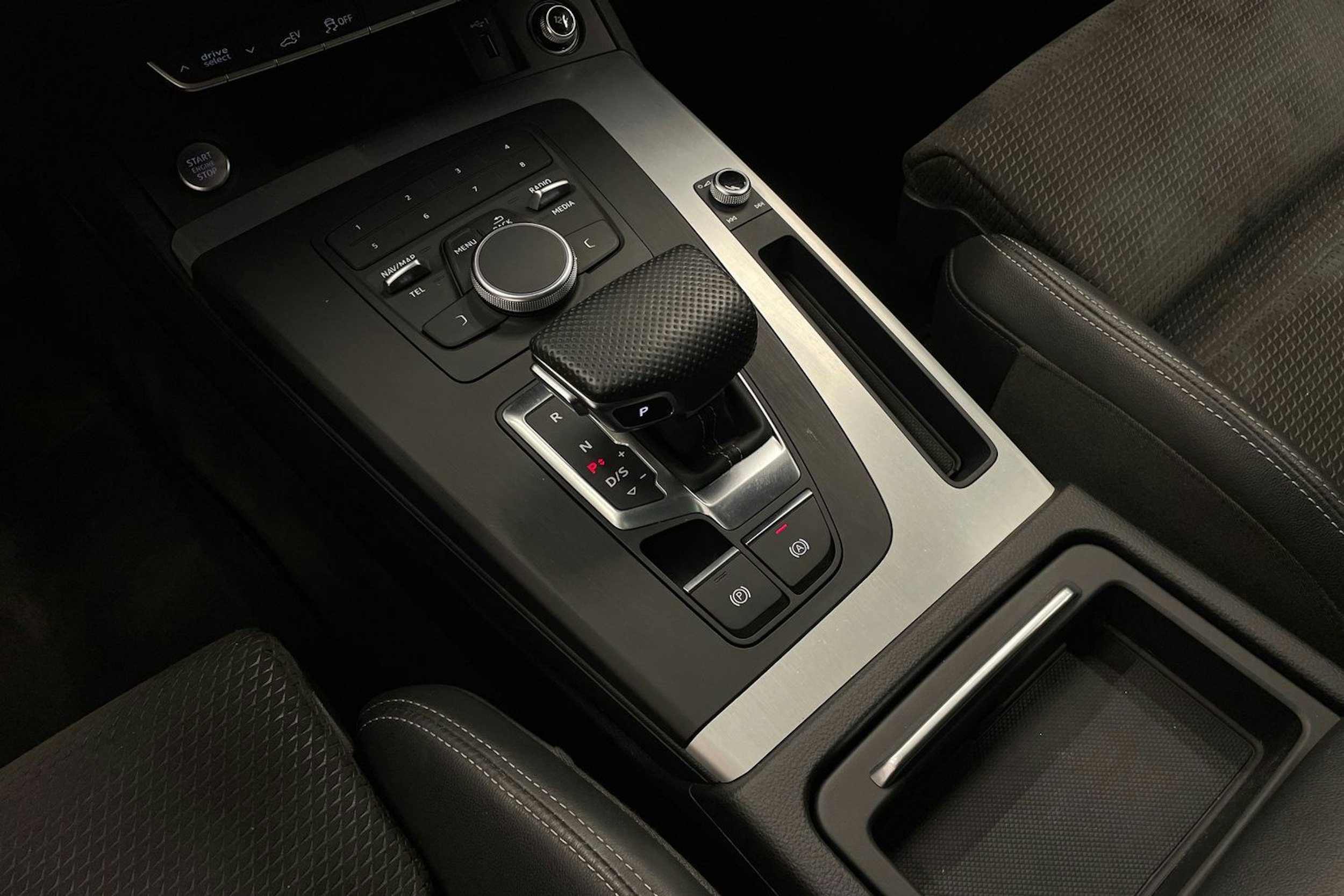 Valkoinen Audi Q5 2020 kuva 16.