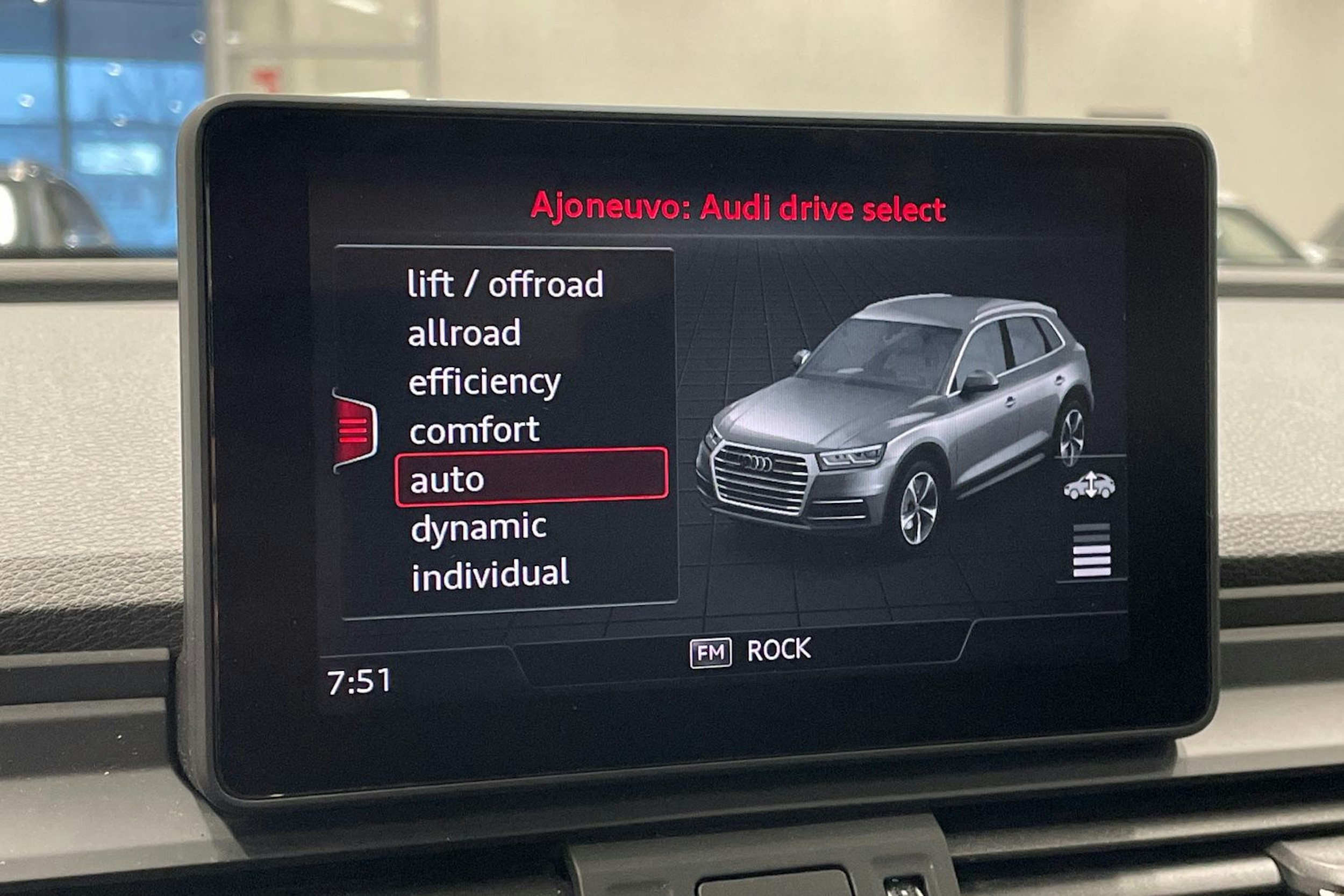 Valkoinen Audi Q5 2020 kuva 18.