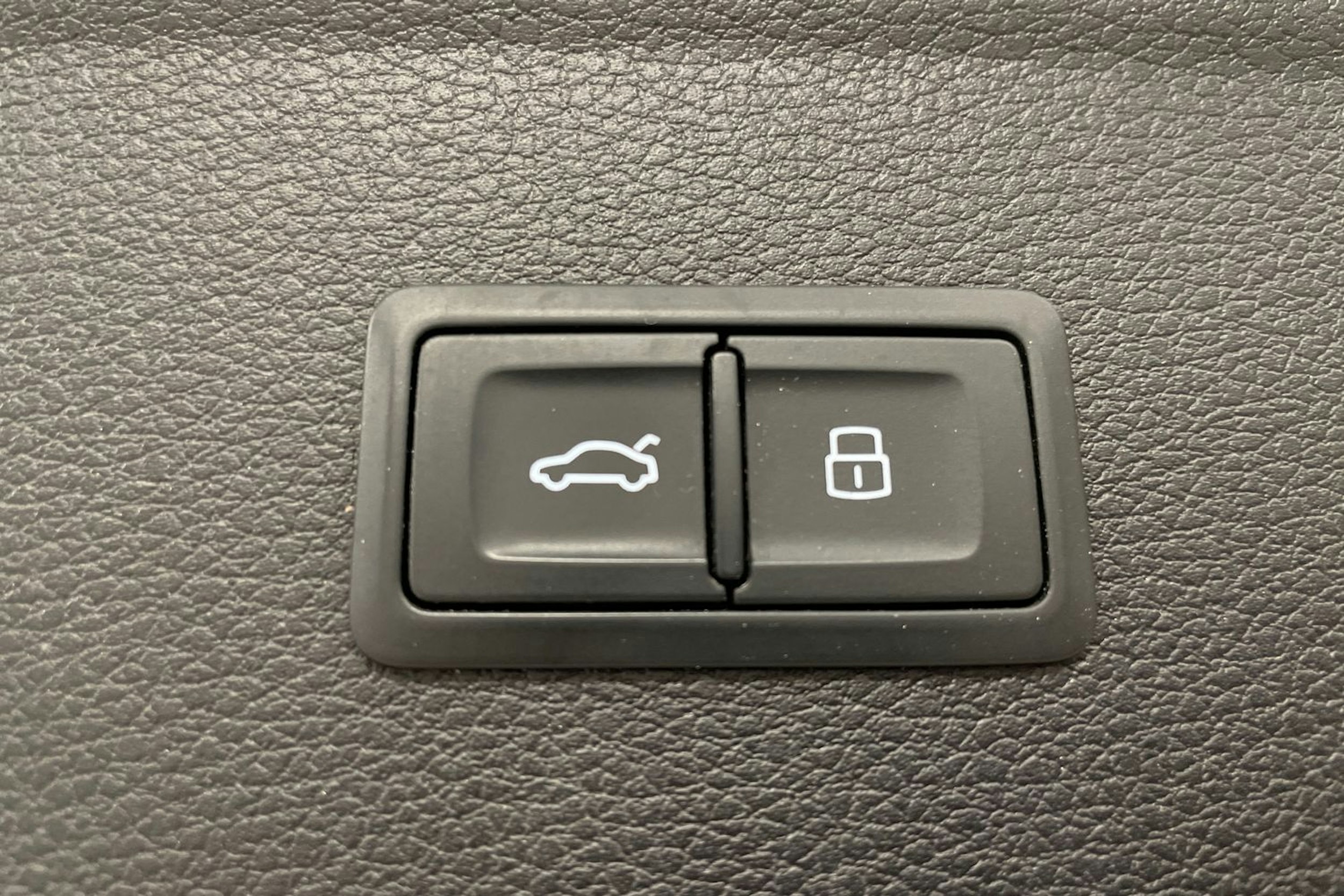 Valkoinen Audi Q5 2020 kuva 22.