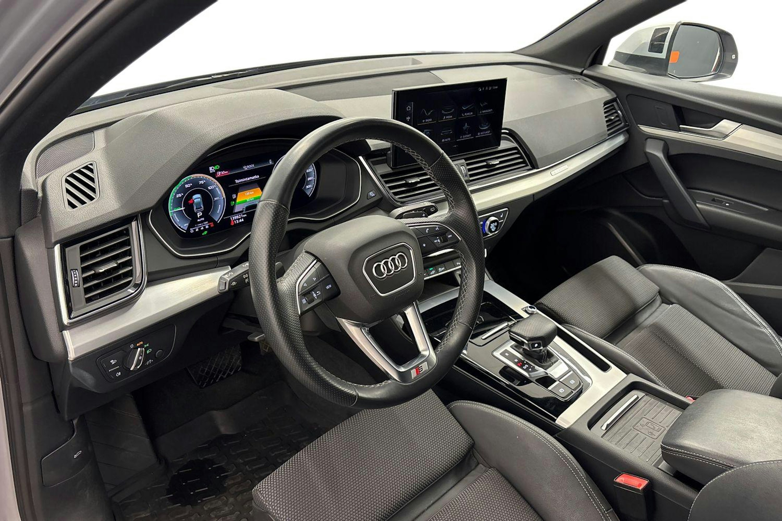 met. hopea Audi Q5 2021 kuva 7.