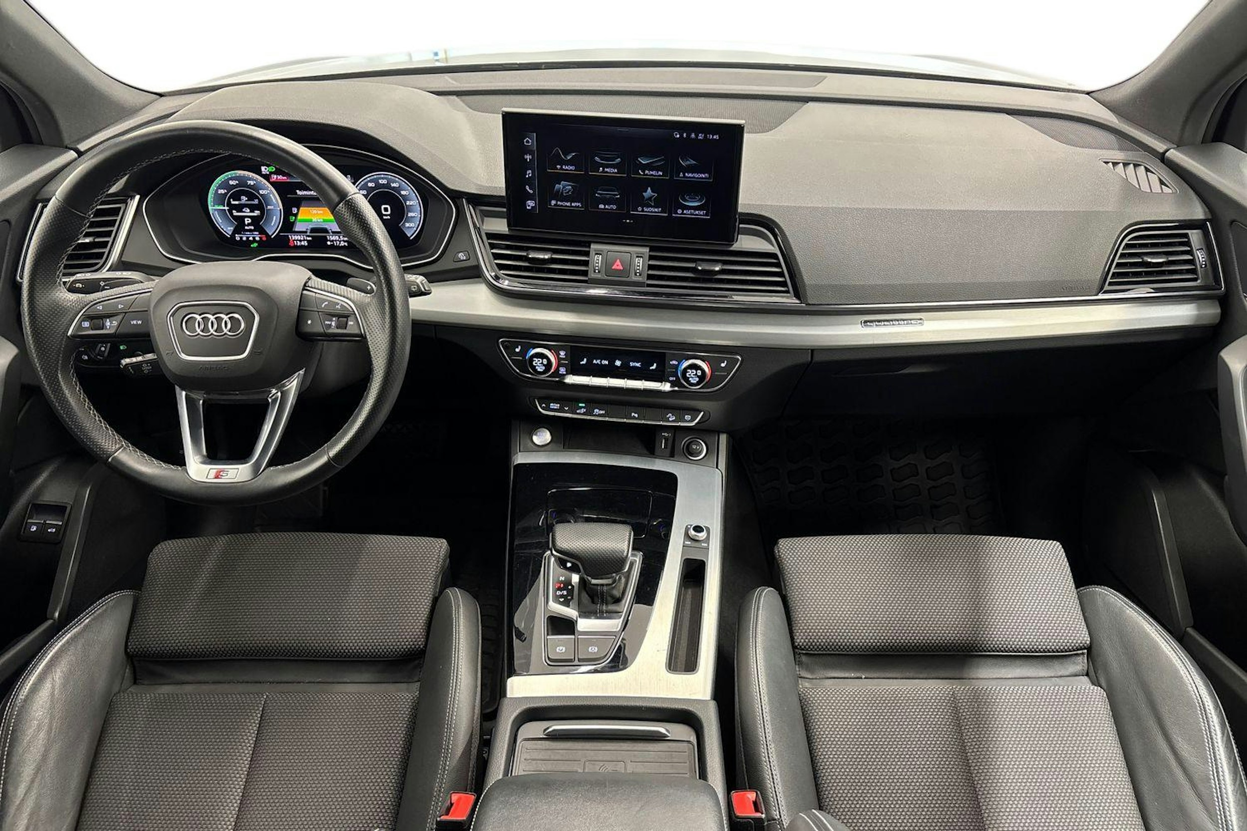 met. hopea Audi Q5 2021 kuva 9.