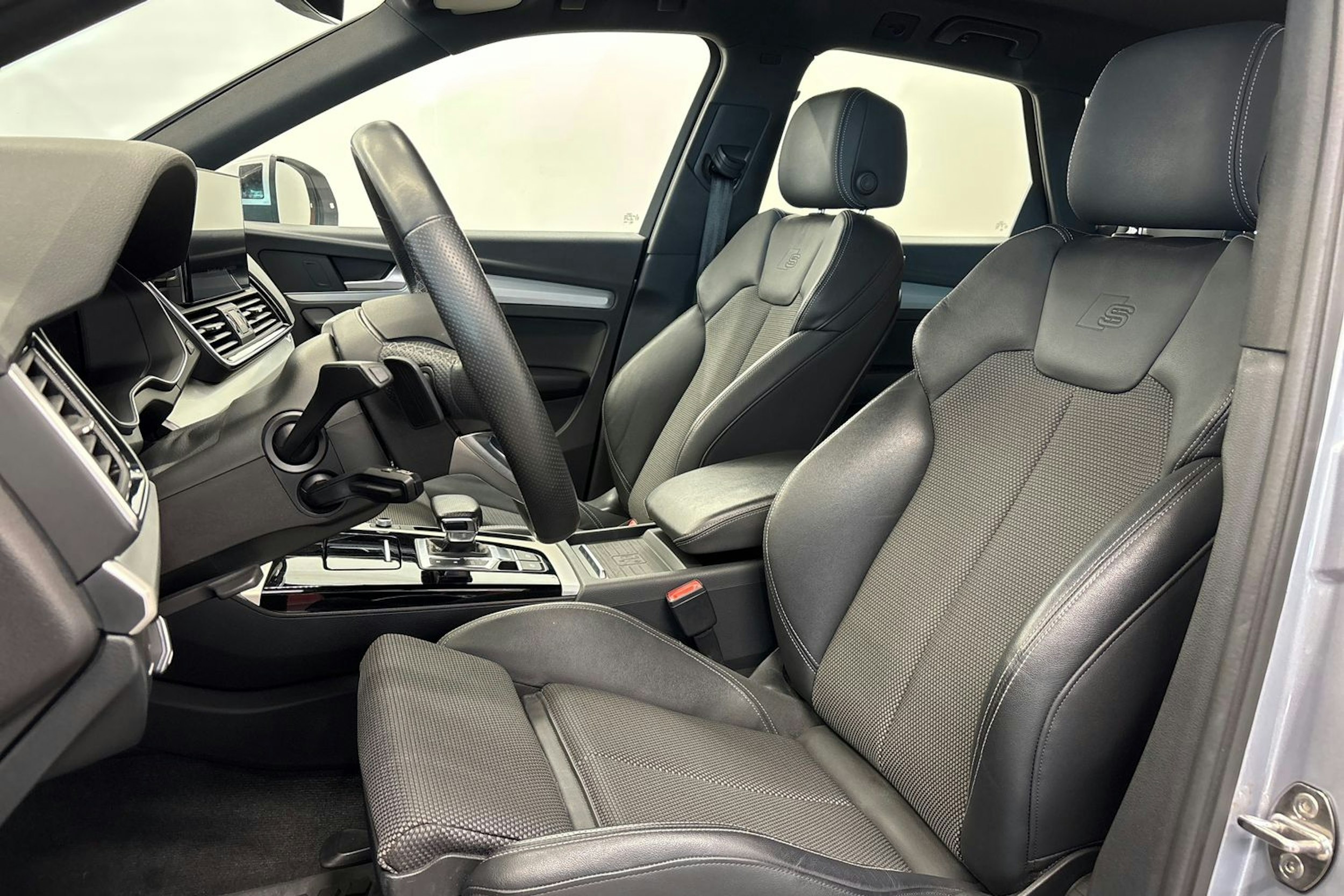 met. hopea Audi Q5 2021 kuva 14.