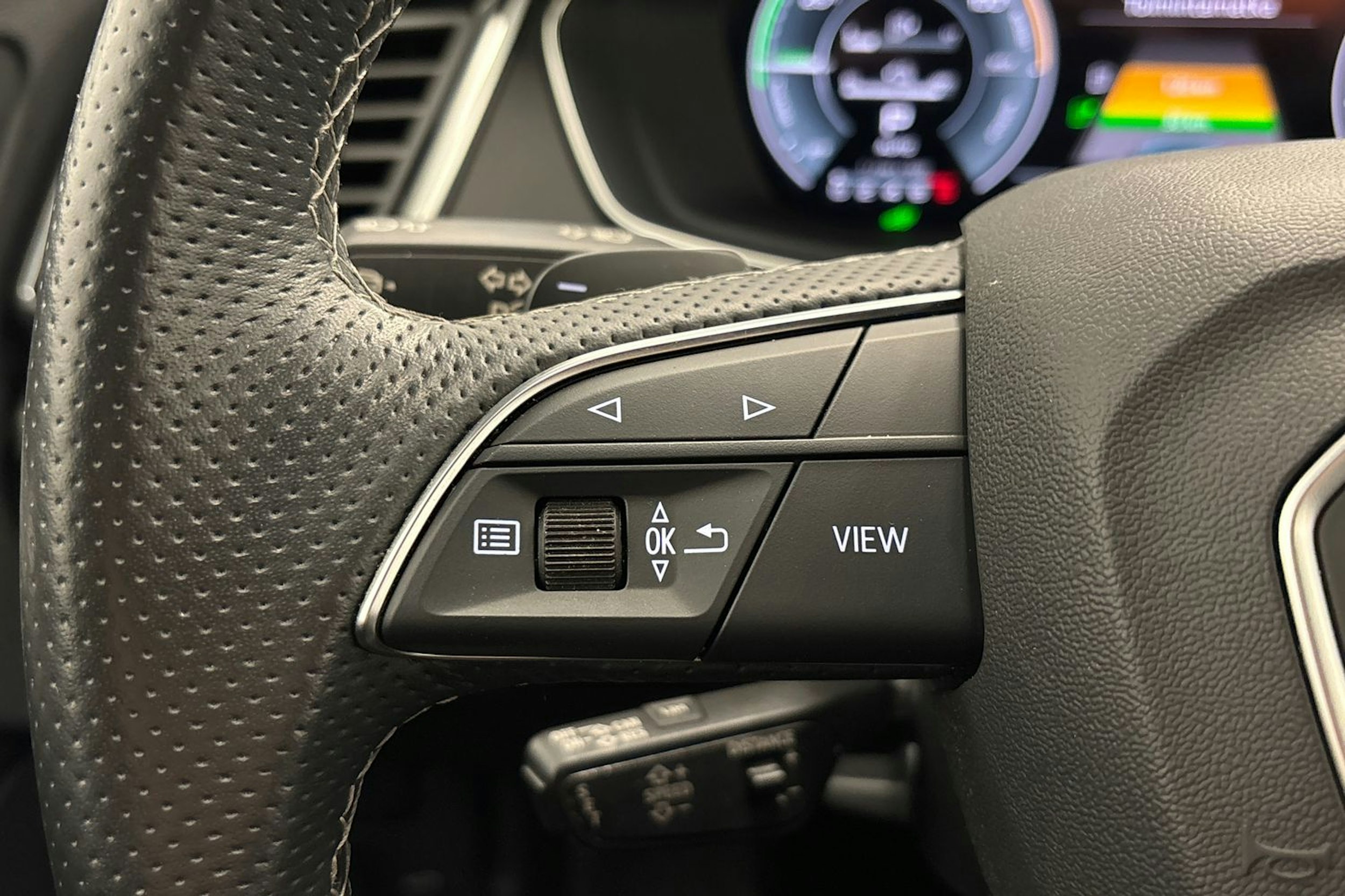 met. hopea Audi Q5 2021 kuva 16.