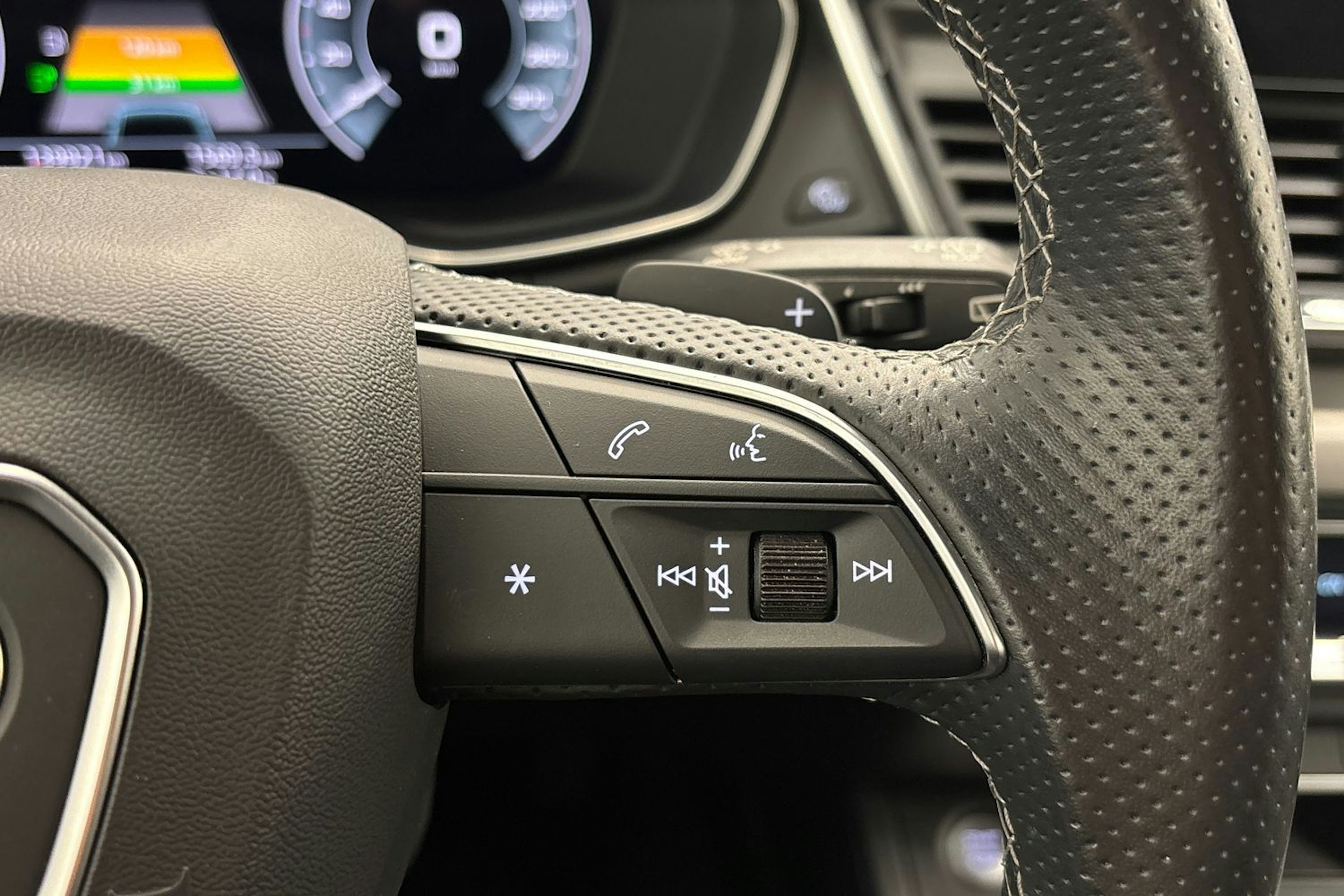 met. hopea Audi Q5 2021 kuva 17.