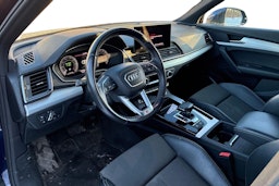 Sininen Audi Q5 2021 kuva 3.