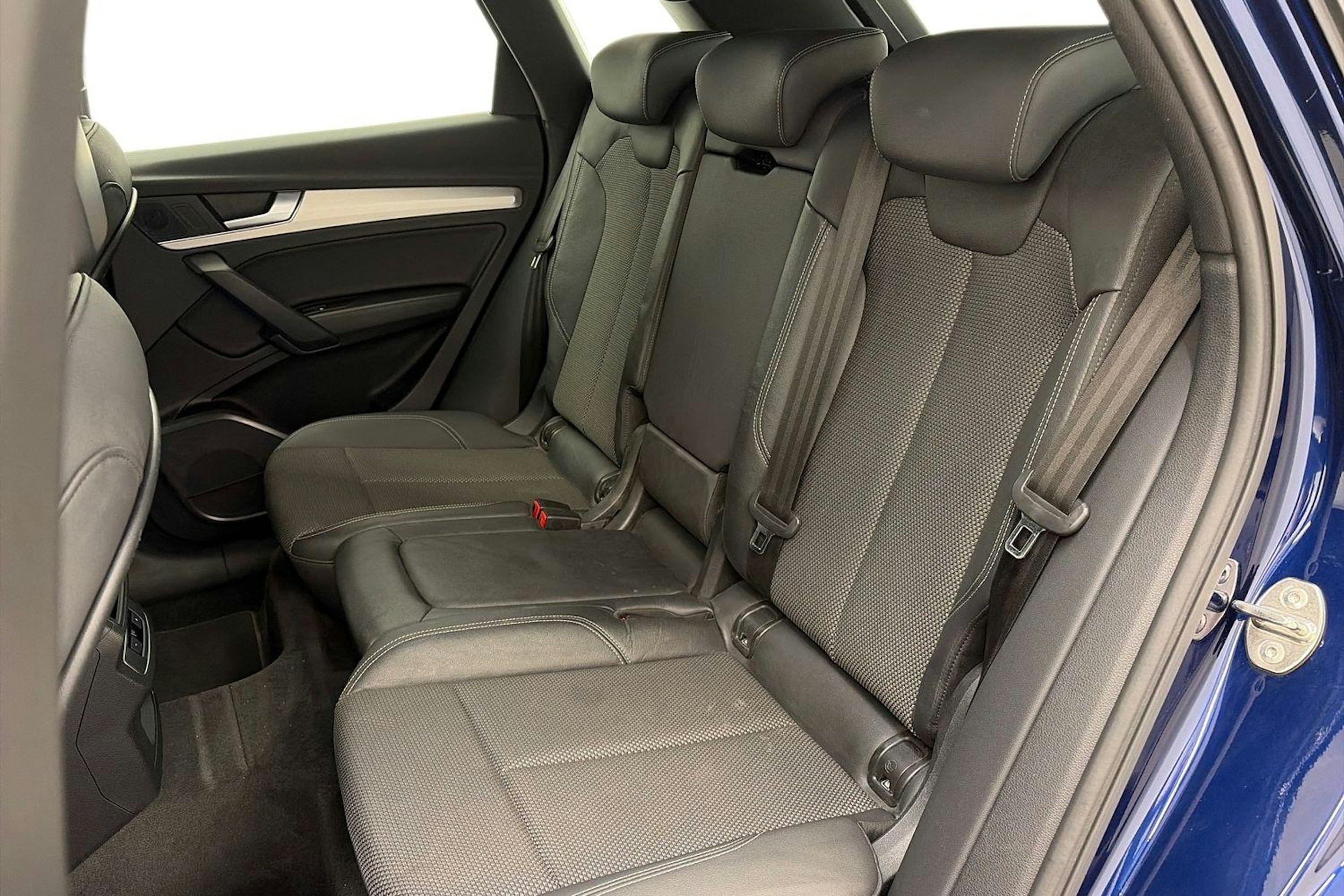 Sininen Audi Q5 2021 kuva 10.