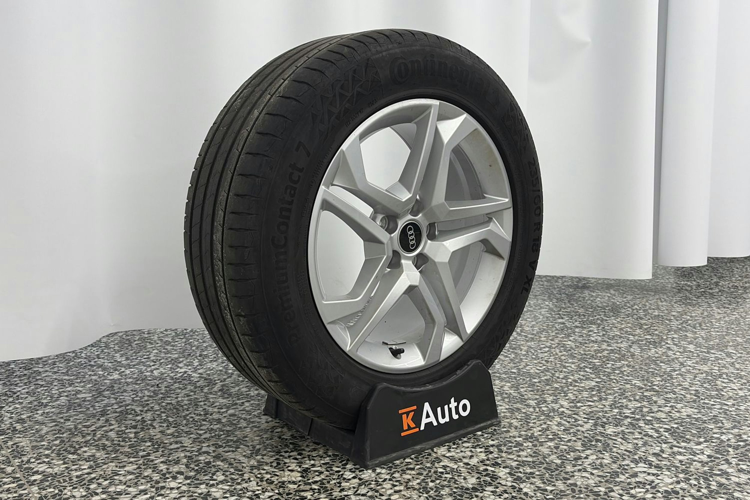 Sininen Audi Q5 2021 kuva 13.