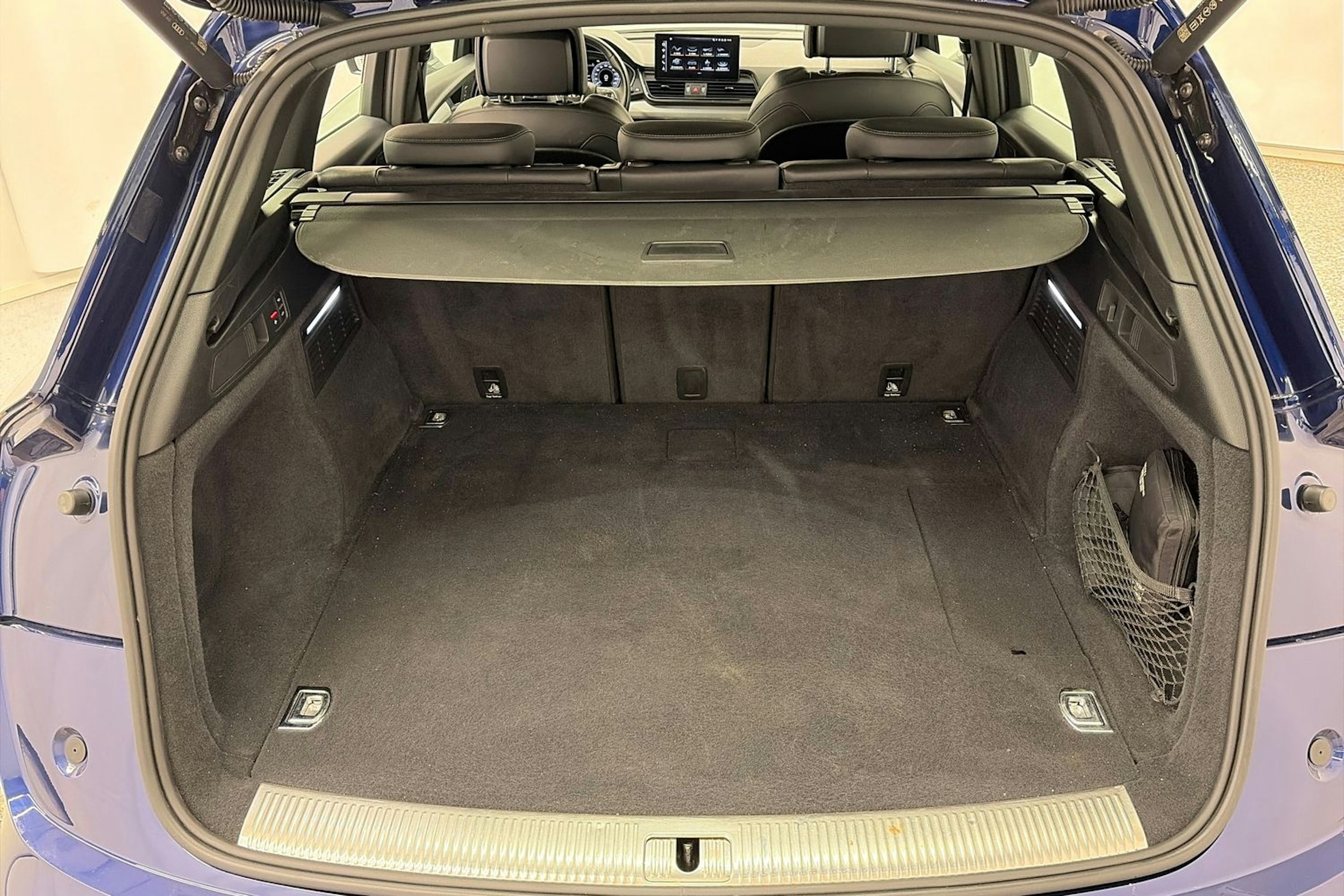 Sininen Audi Q5 2021 kuva 14.