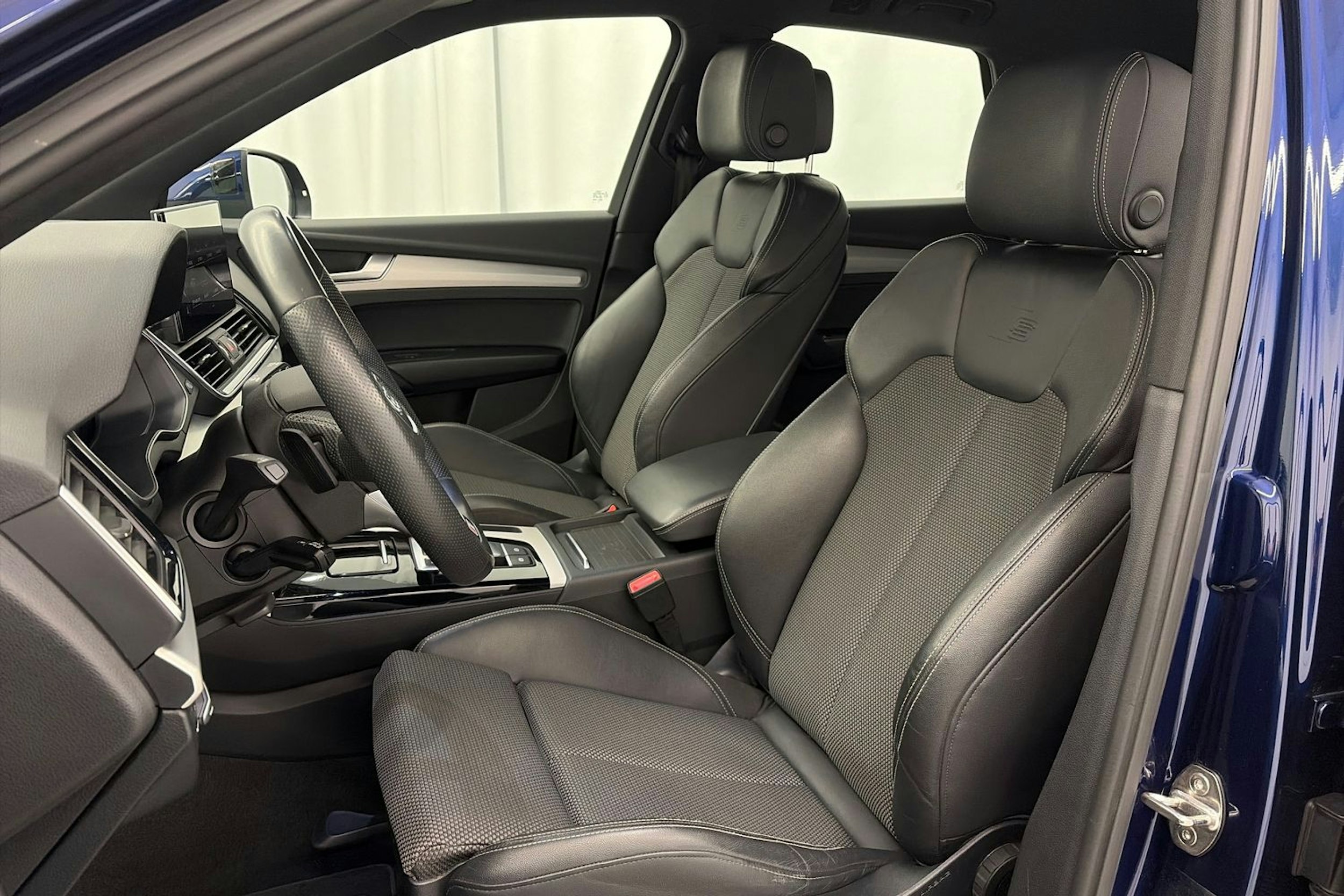 Sininen Audi Q5 2021 kuva 17.