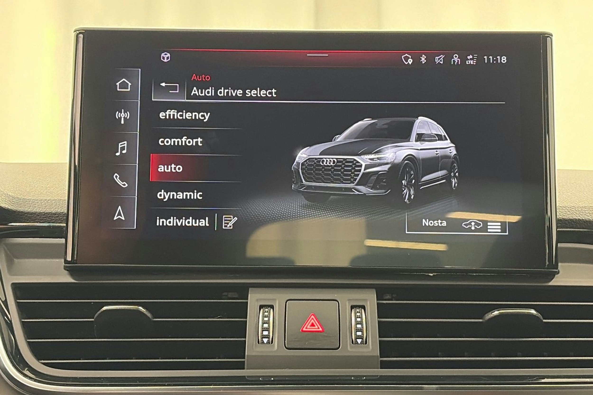 Sininen Audi Q5 2021 kuva 21.