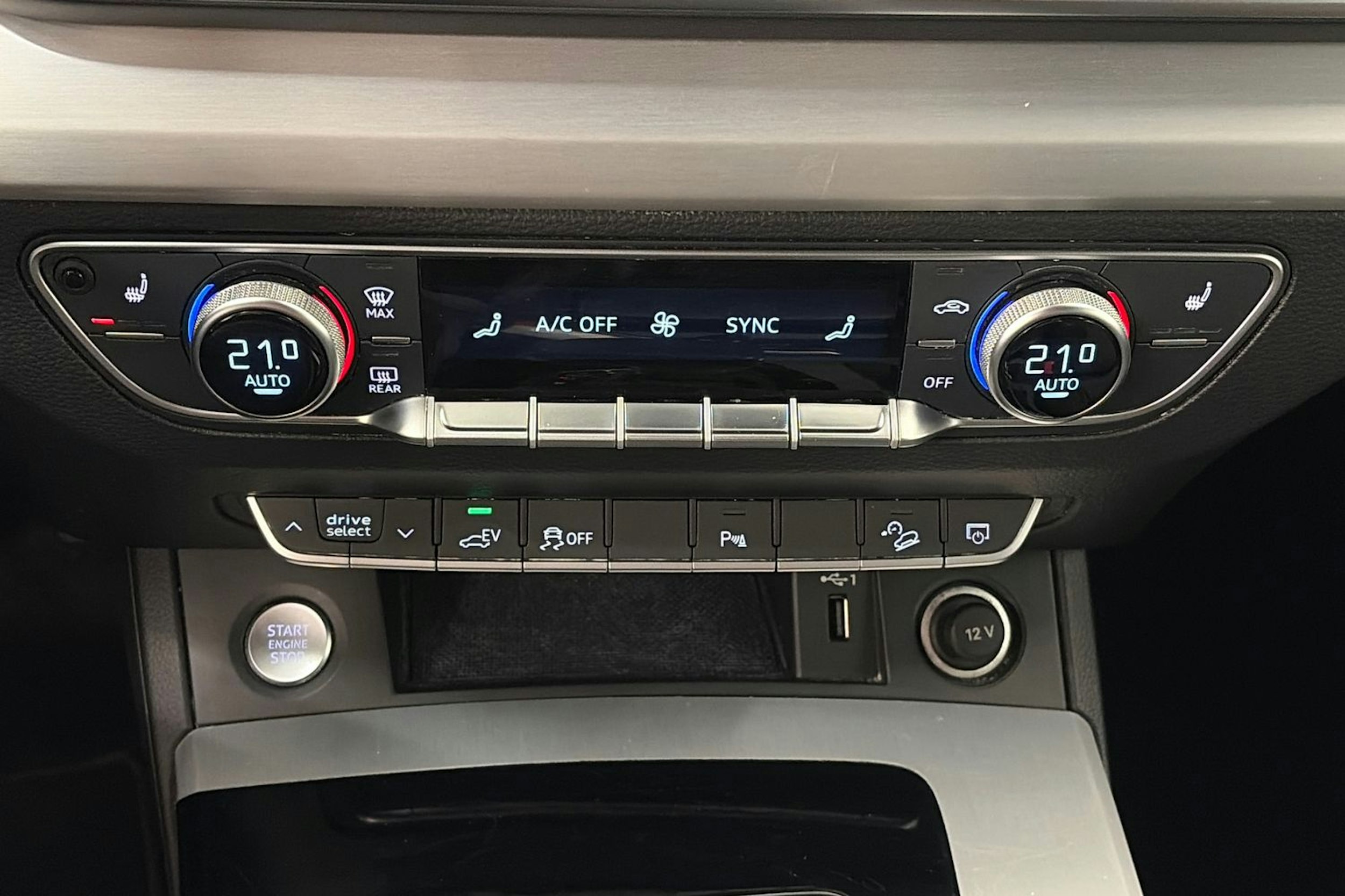 Sininen Audi Q5 2021 kuva 23.