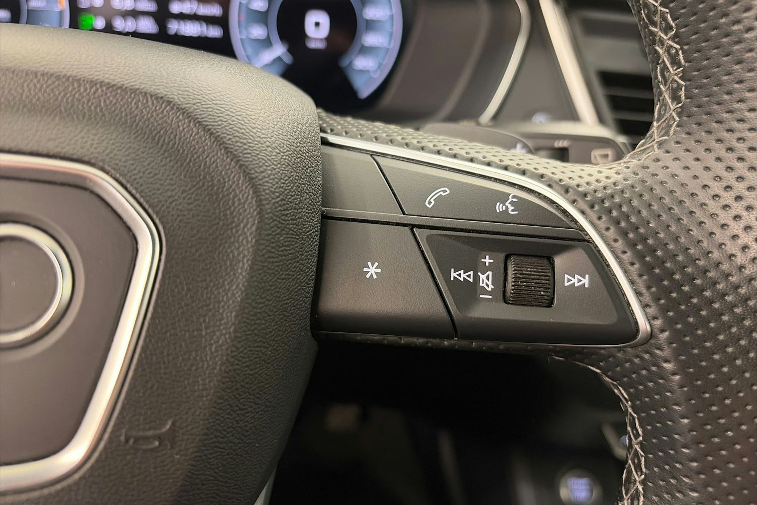 Sininen Audi Q5 2021 kuva 27.