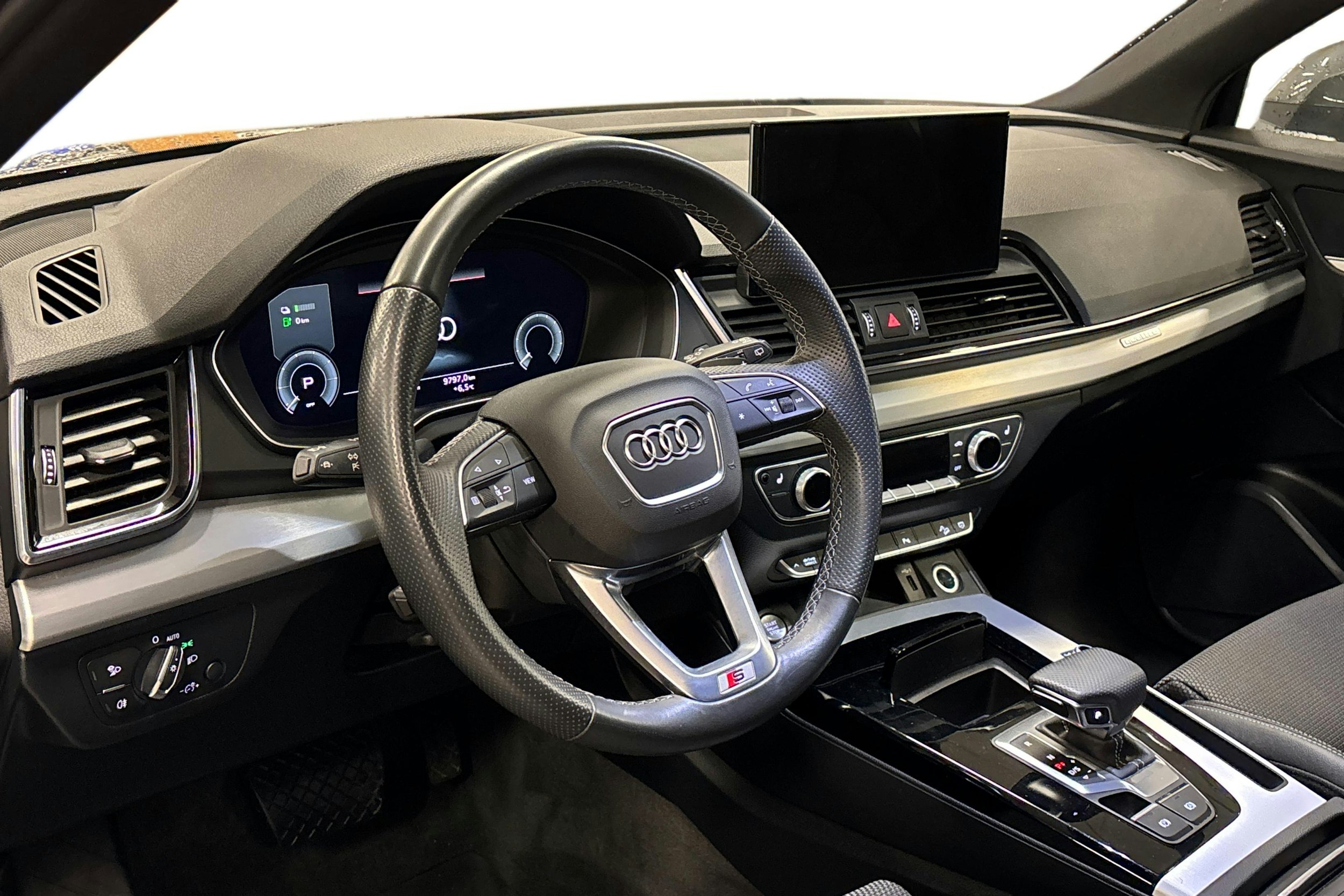 harmaa Audi Q5 2021 kuva 3.