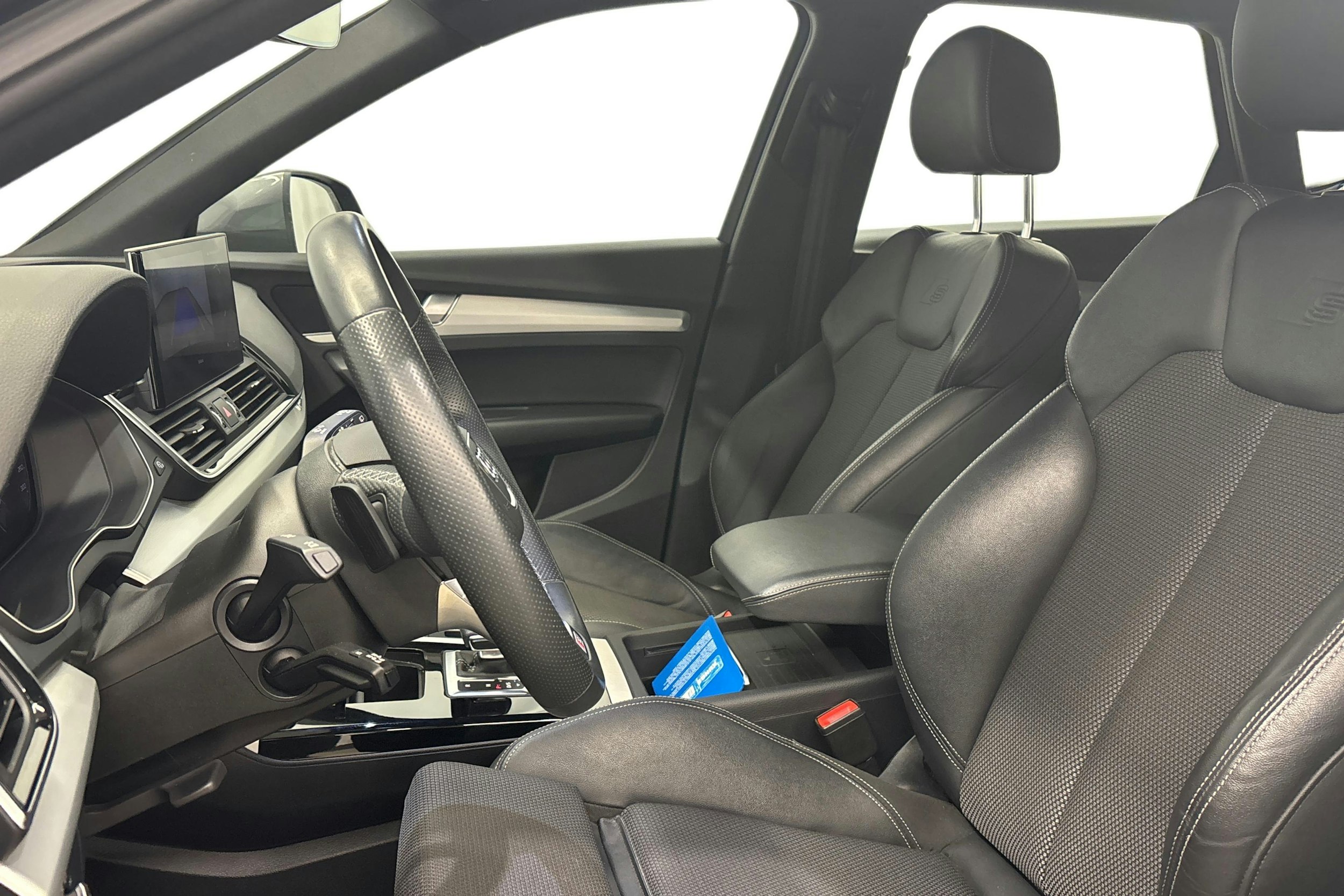 harmaa Audi Q5 2021 kuva 9.