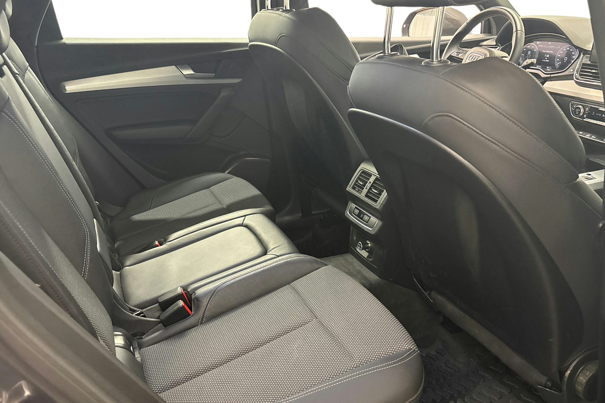 harmaa Audi Q5 2021 kuva 11.