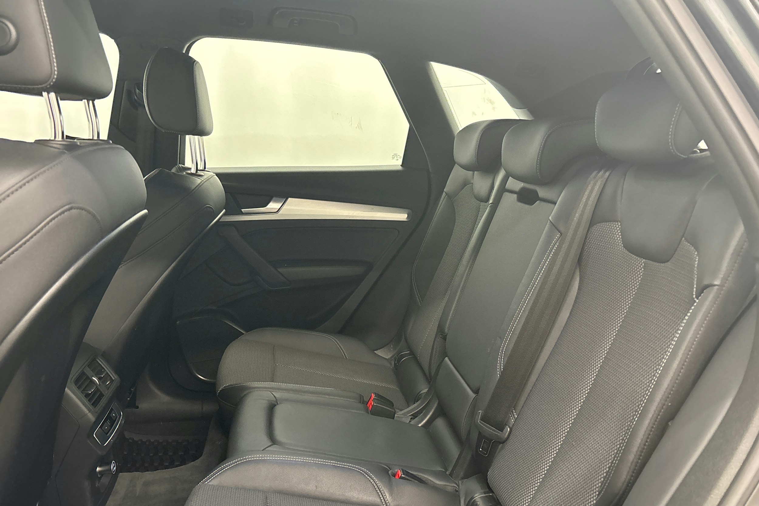 harmaa Audi Q5 2021 kuva 13.