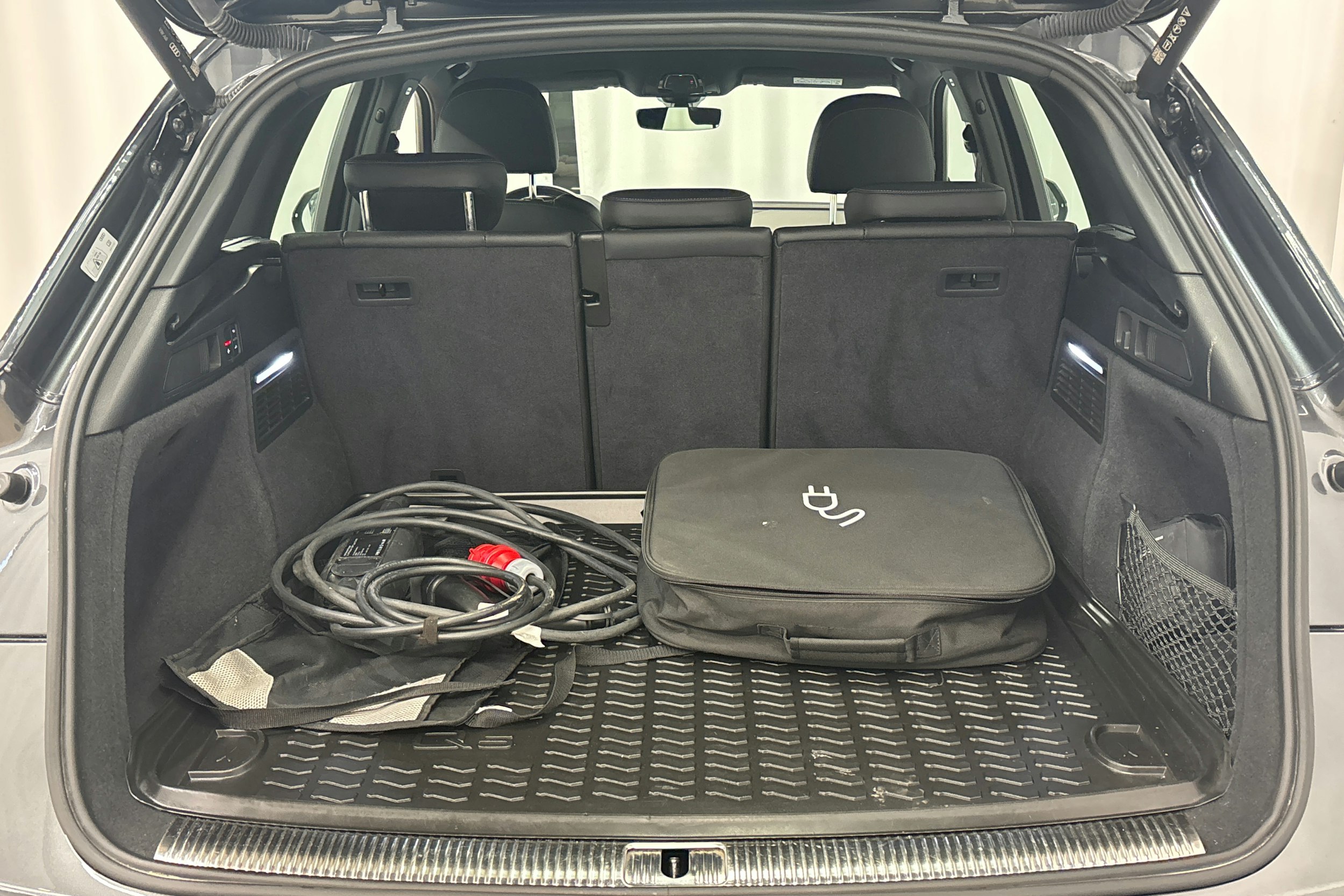 harmaa Audi Q5 2021 kuva 14.