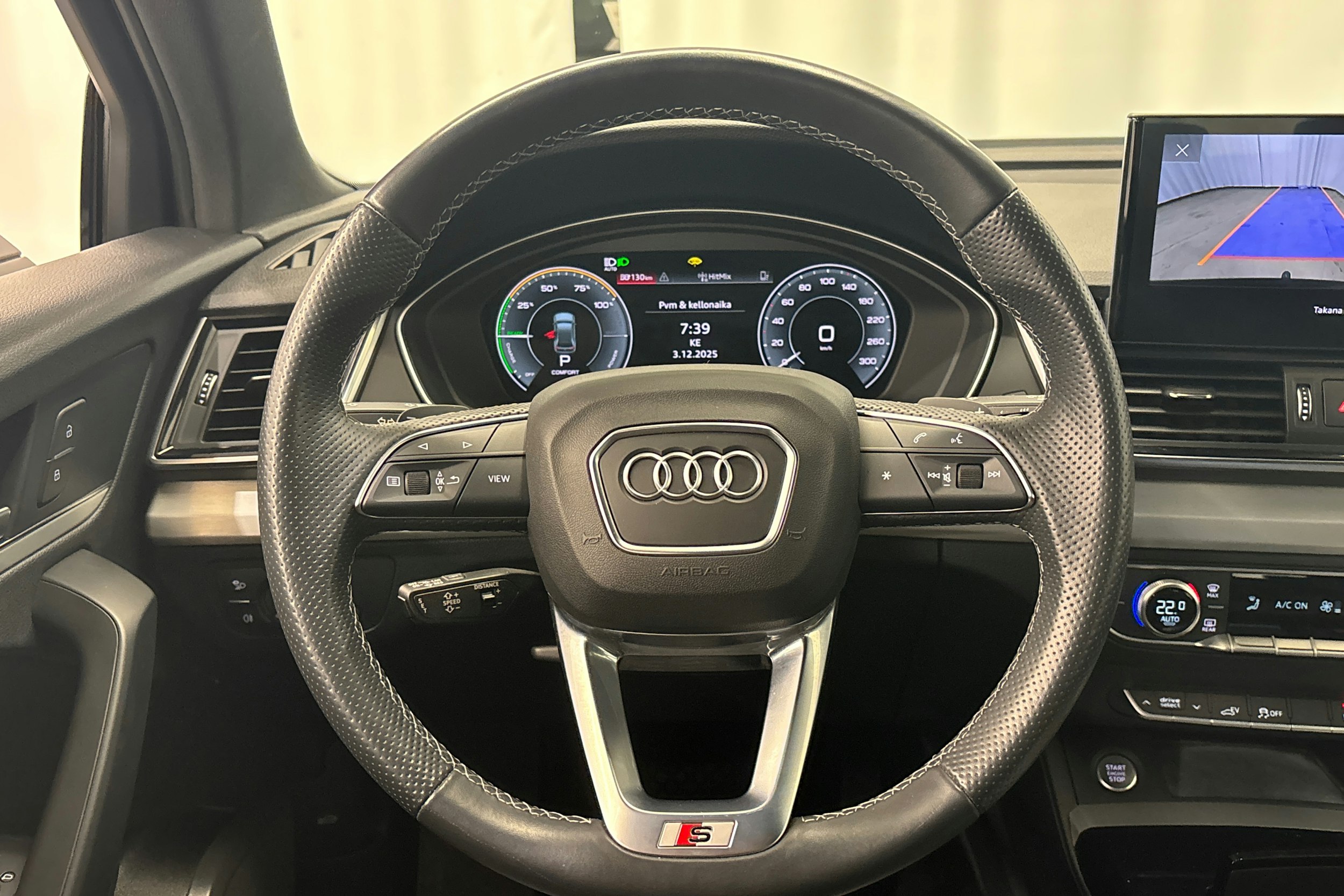 harmaa Audi Q5 2021 kuva 16.