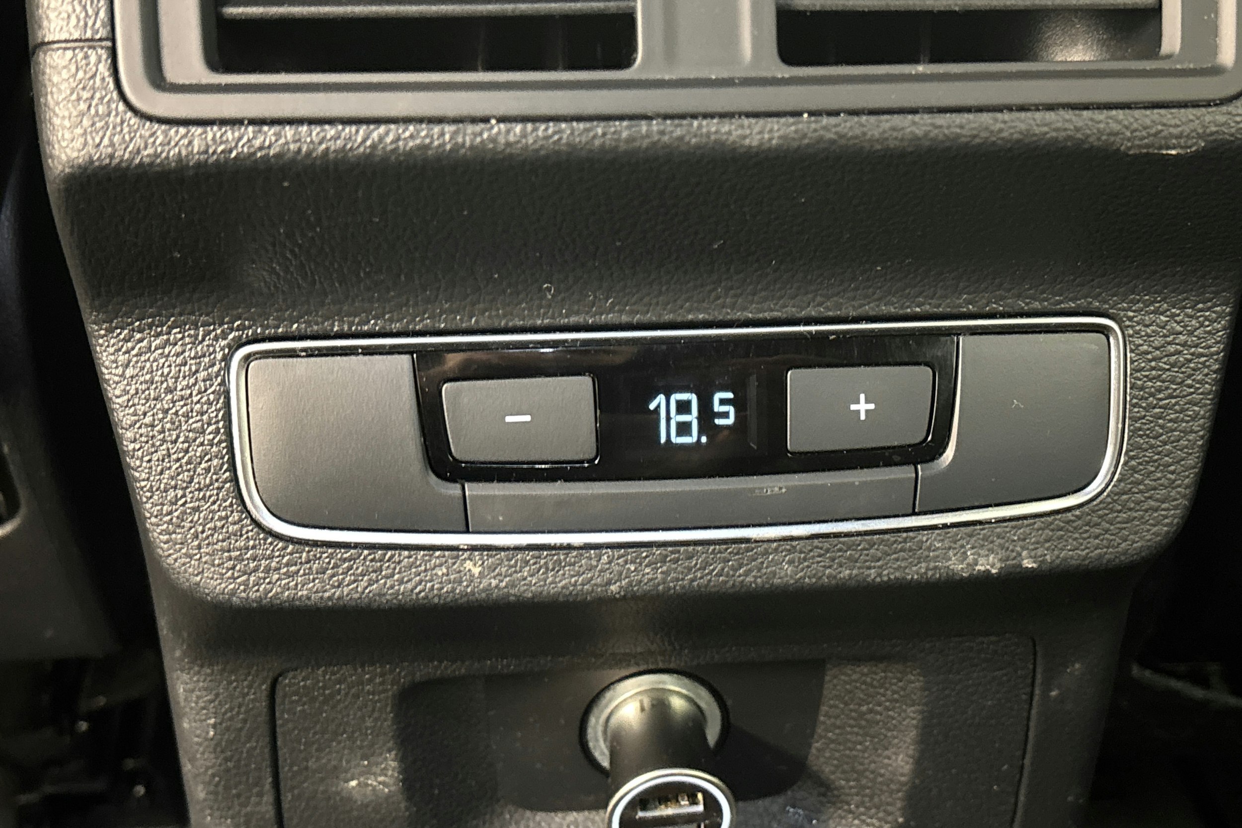 harmaa Audi Q5 2021 kuva 35.