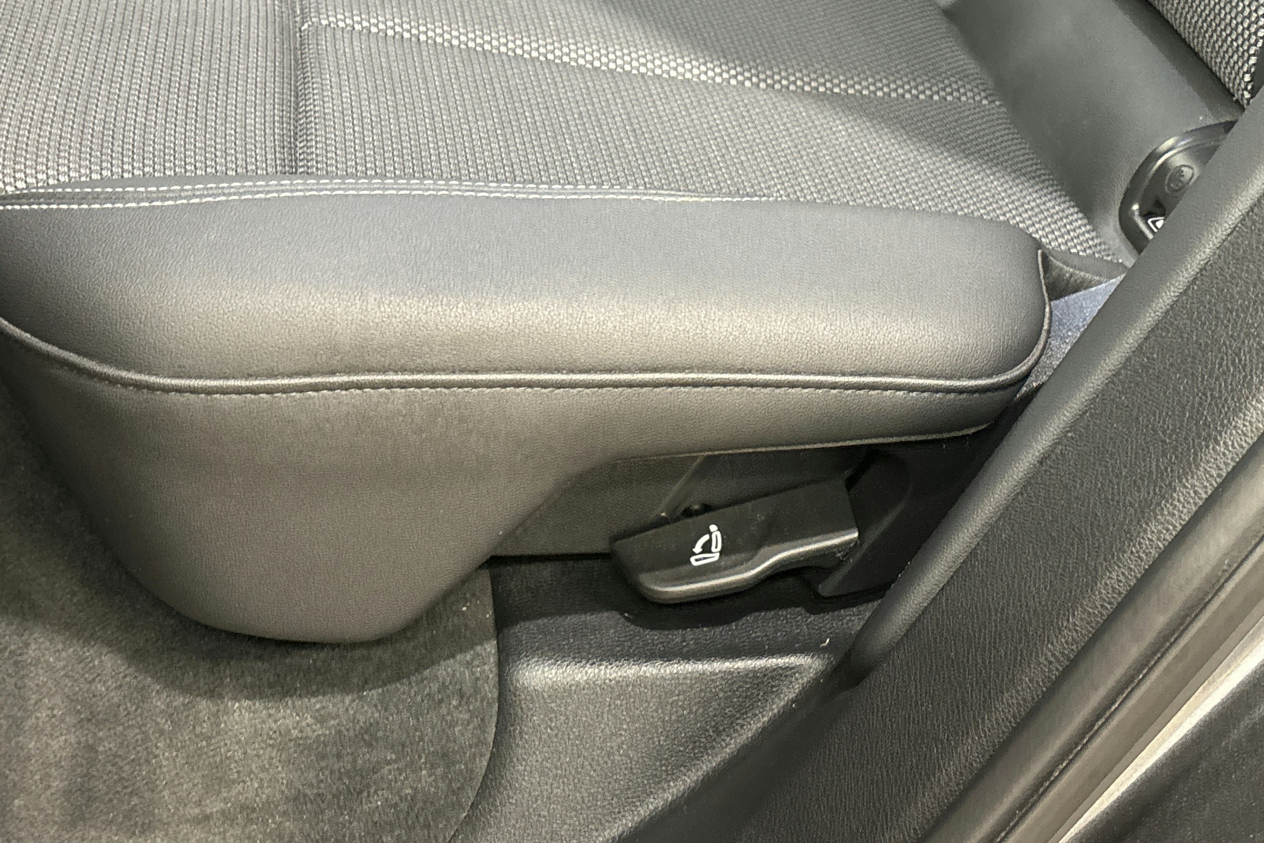 harmaa Audi Q5 2021 kuva 36.