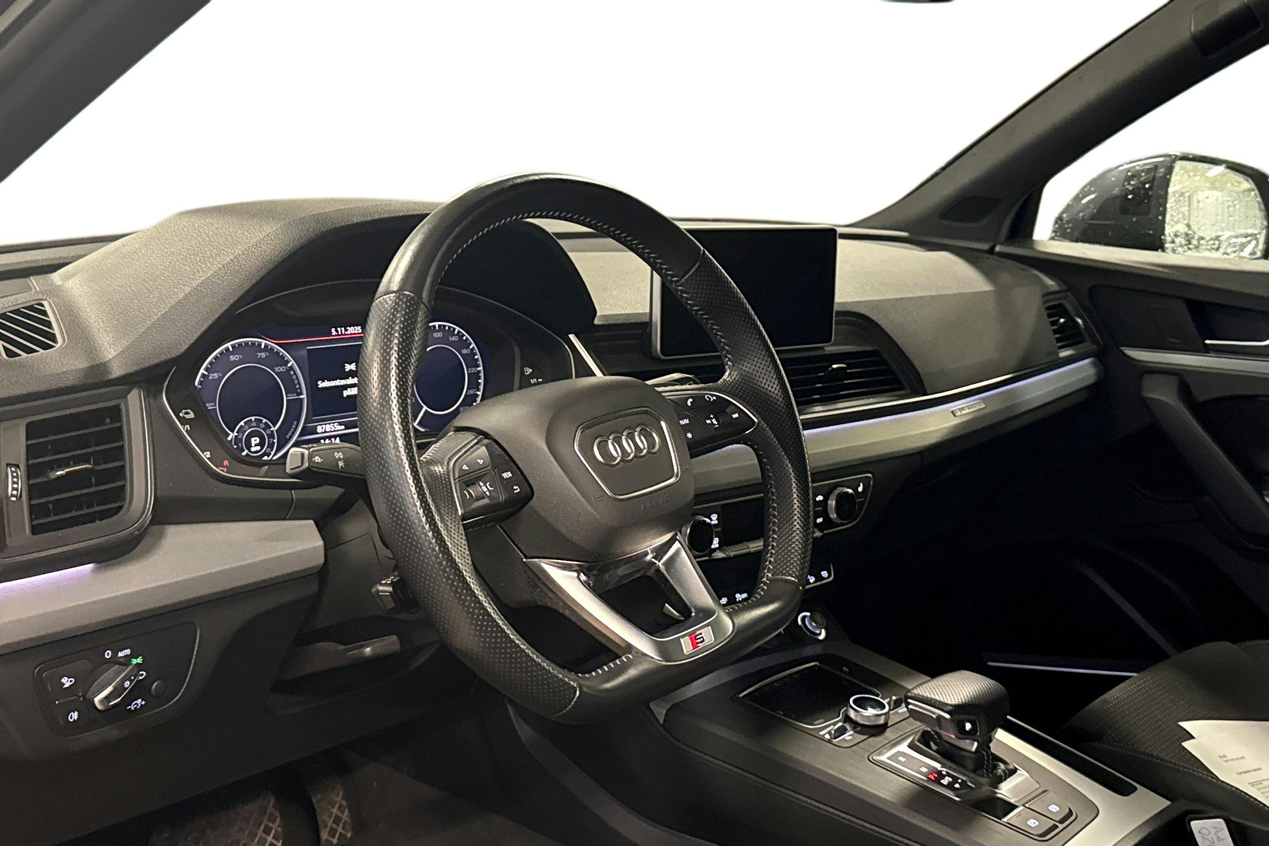 harmaa Audi Q5 2021 kuva 3.