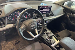 harmaa Audi Q5 2021 kuva 3.