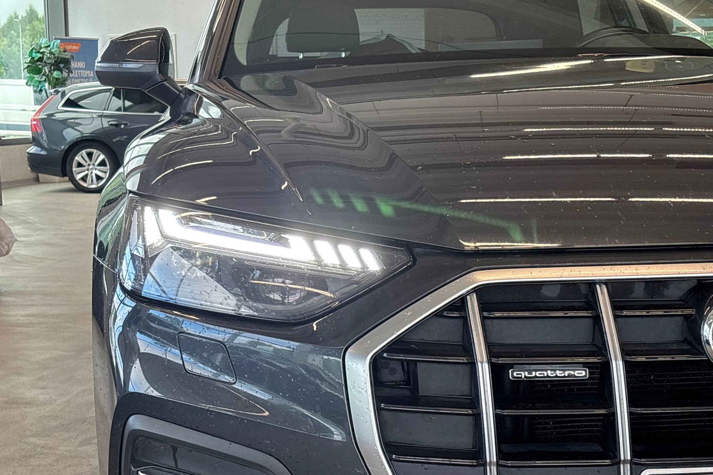 harmaa Audi Q5 2021 kuva 5.