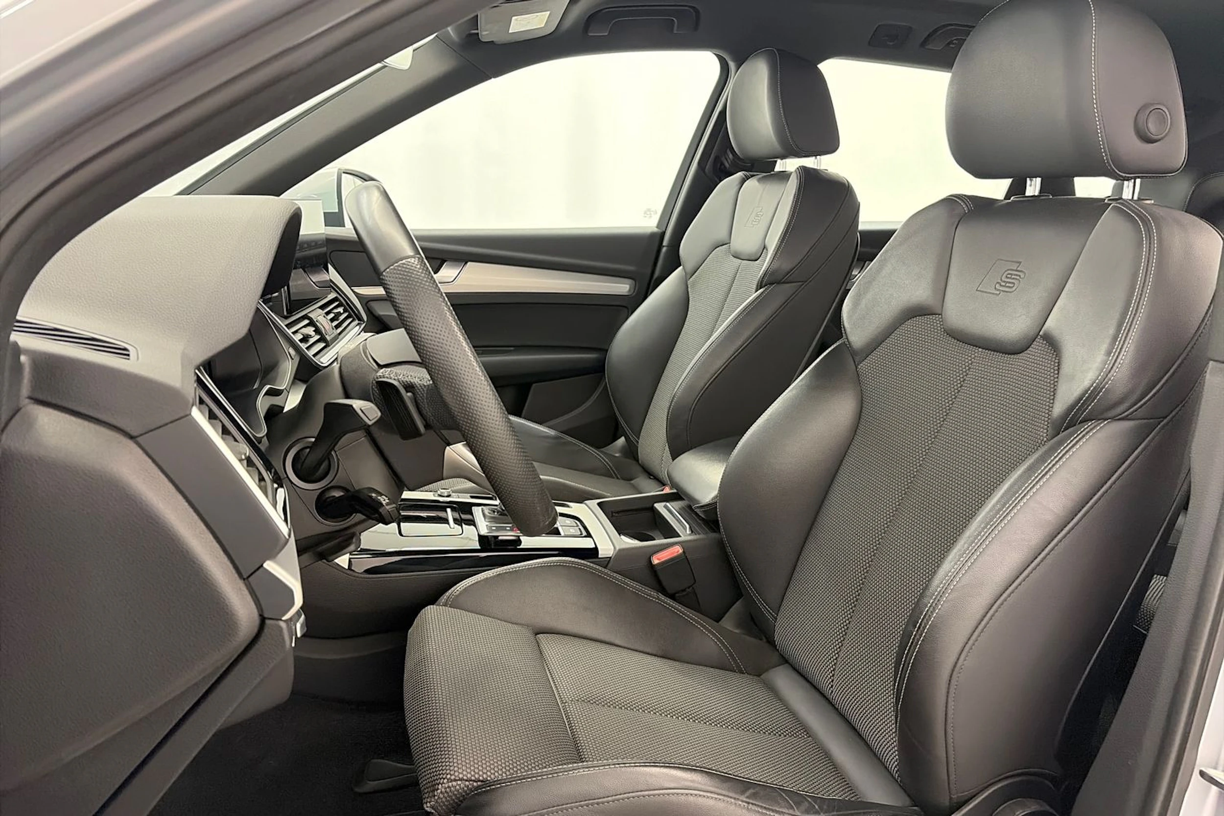 met. hopea Audi Q5 2021 kuva 12.