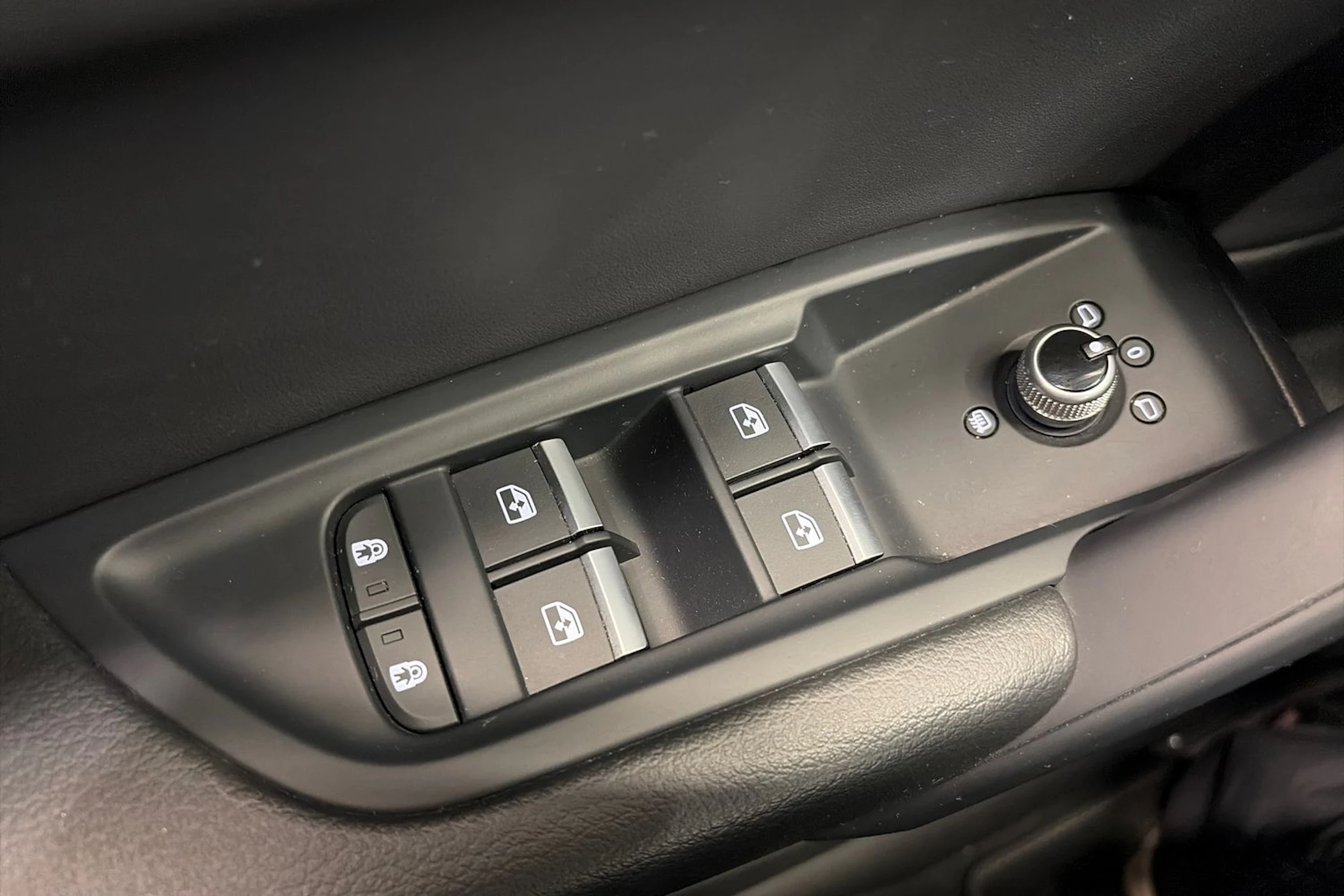 met. hopea Audi Q5 2021 kuva 23.