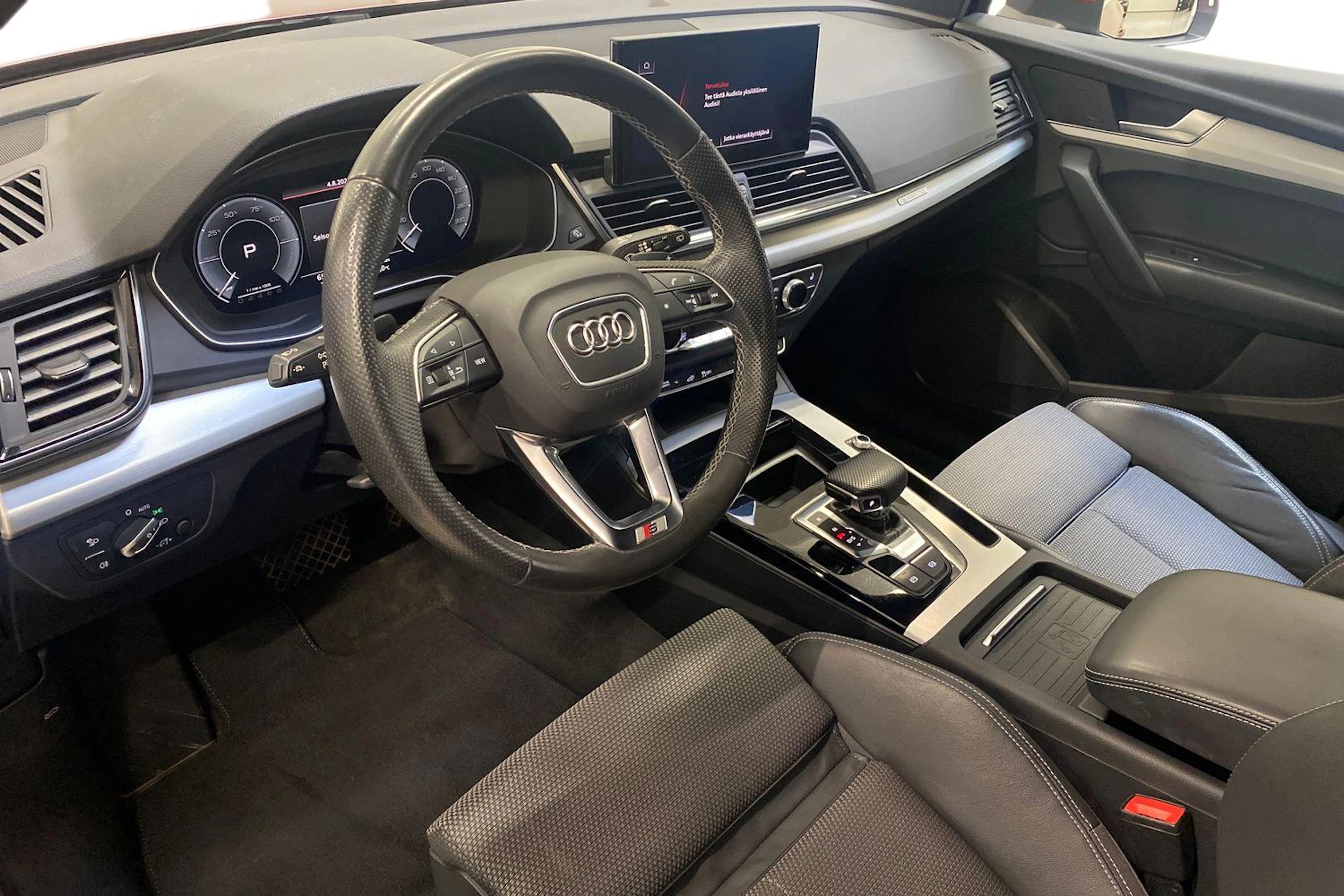 Punainen Audi Q5 2021 kuva 6.