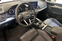 Punainen Audi Q5 2021 kuva 6.