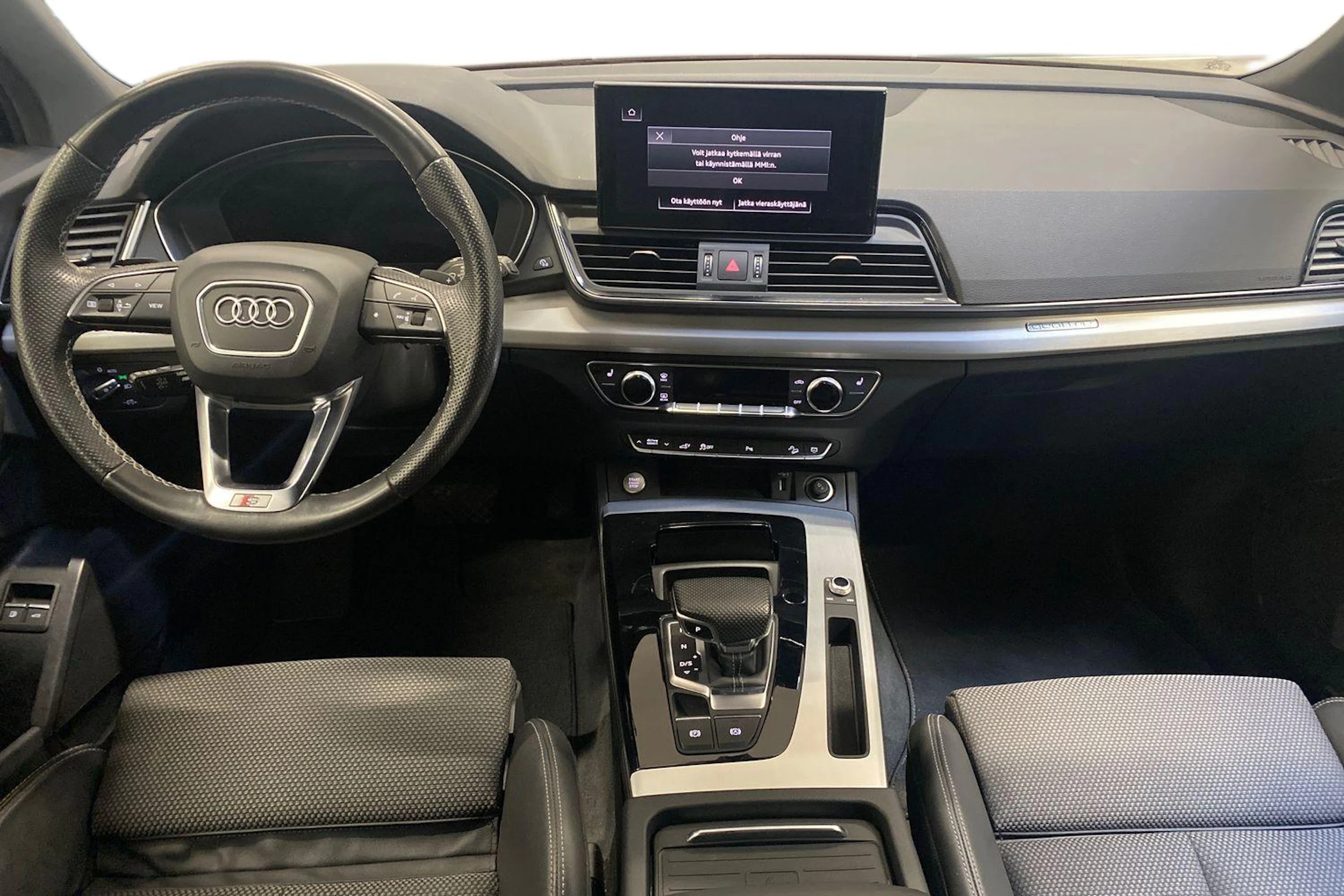 Punainen Audi Q5 2021 kuva 7.
