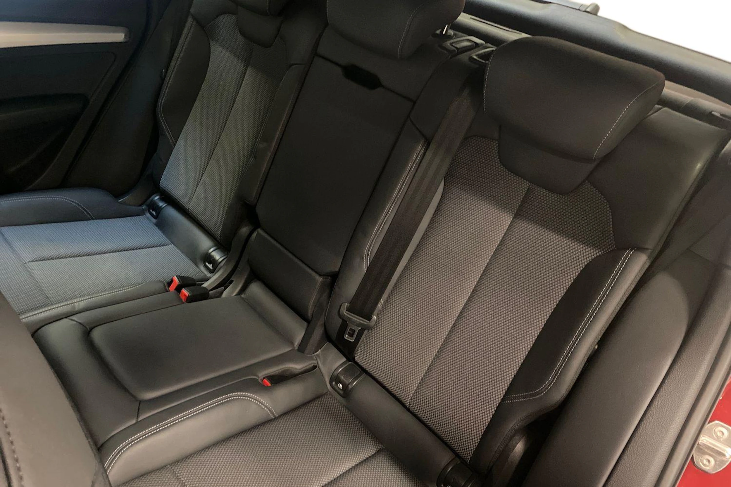 Punainen Audi Q5 2021 kuva 8.