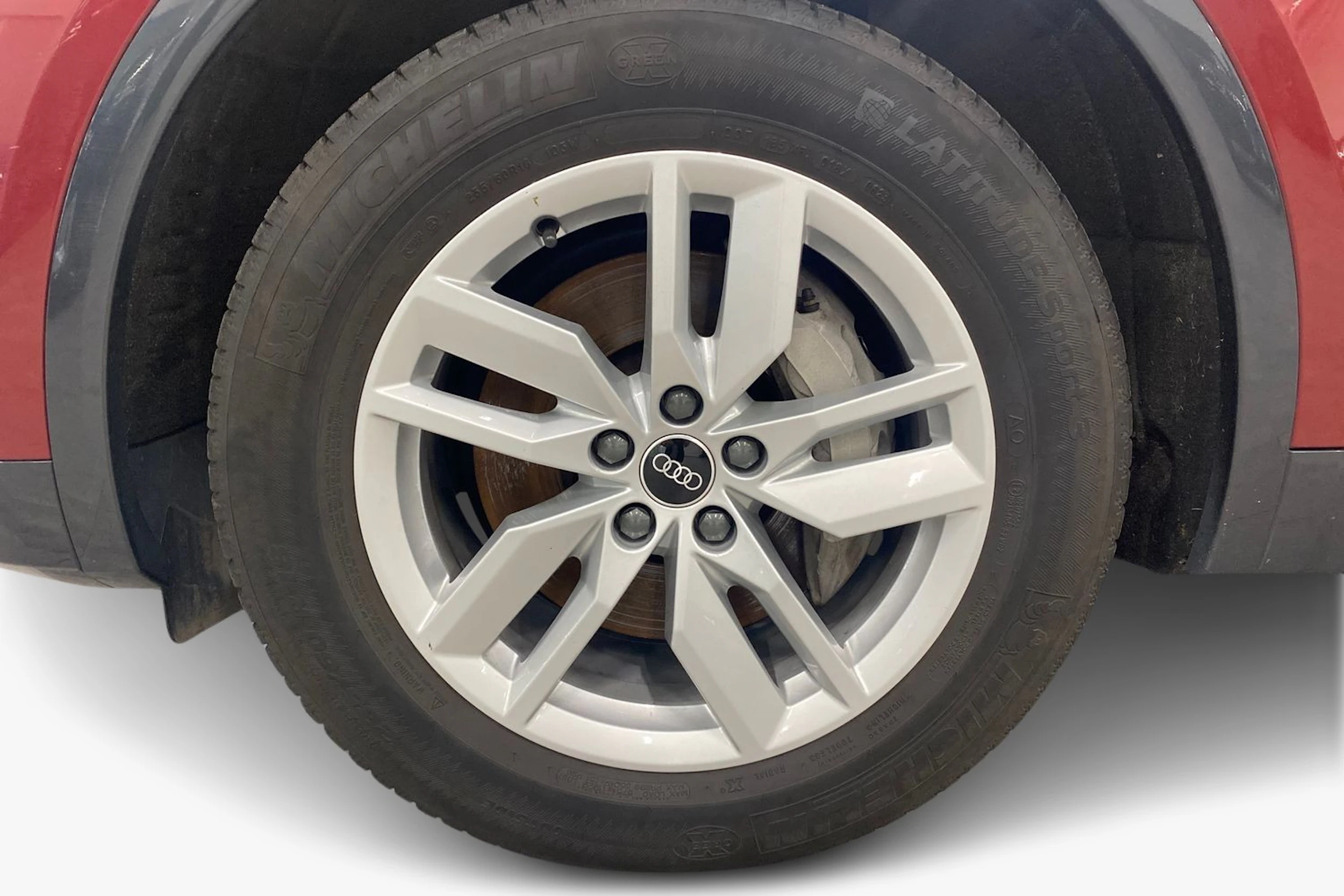 Punainen Audi Q5 2021 kuva 9.
