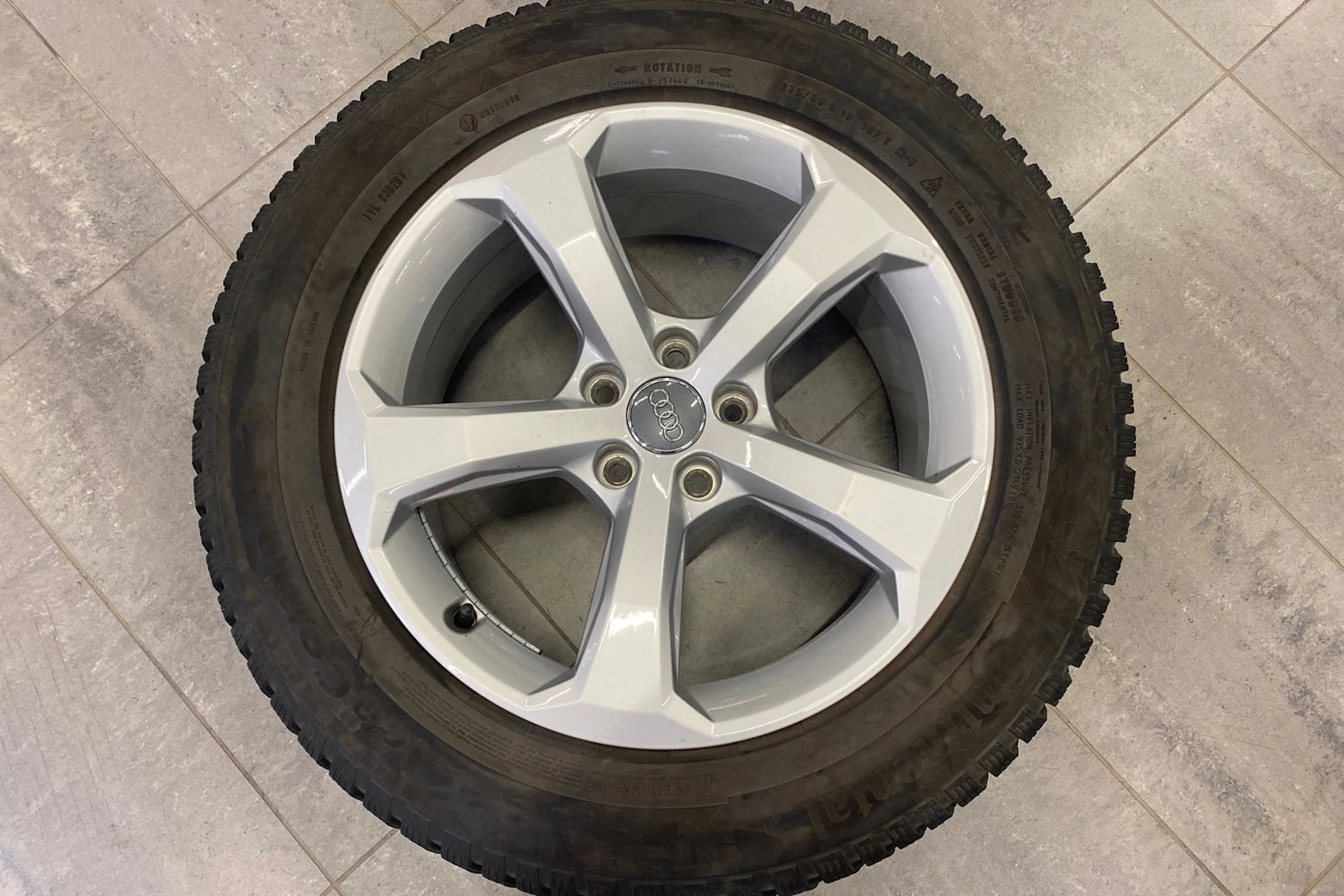 Punainen Audi Q5 2021 kuva 10.