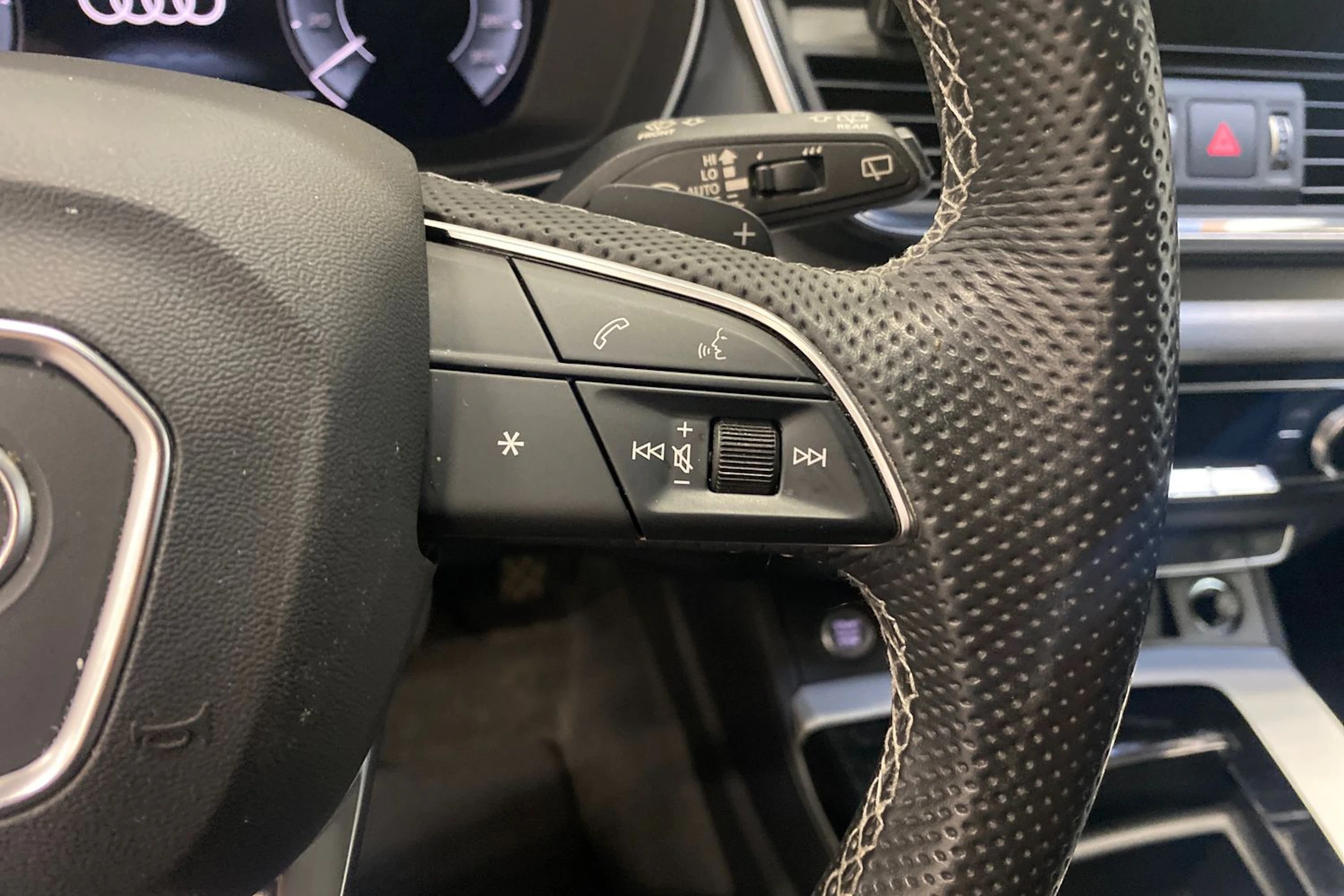 Punainen Audi Q5 2021 kuva 12.