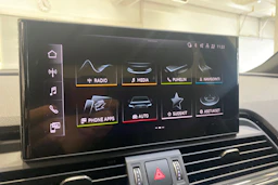 Punainen Audi Q5 2021 kuva 14.