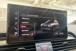 Punainen Audi Q5 2021 kuva 17.