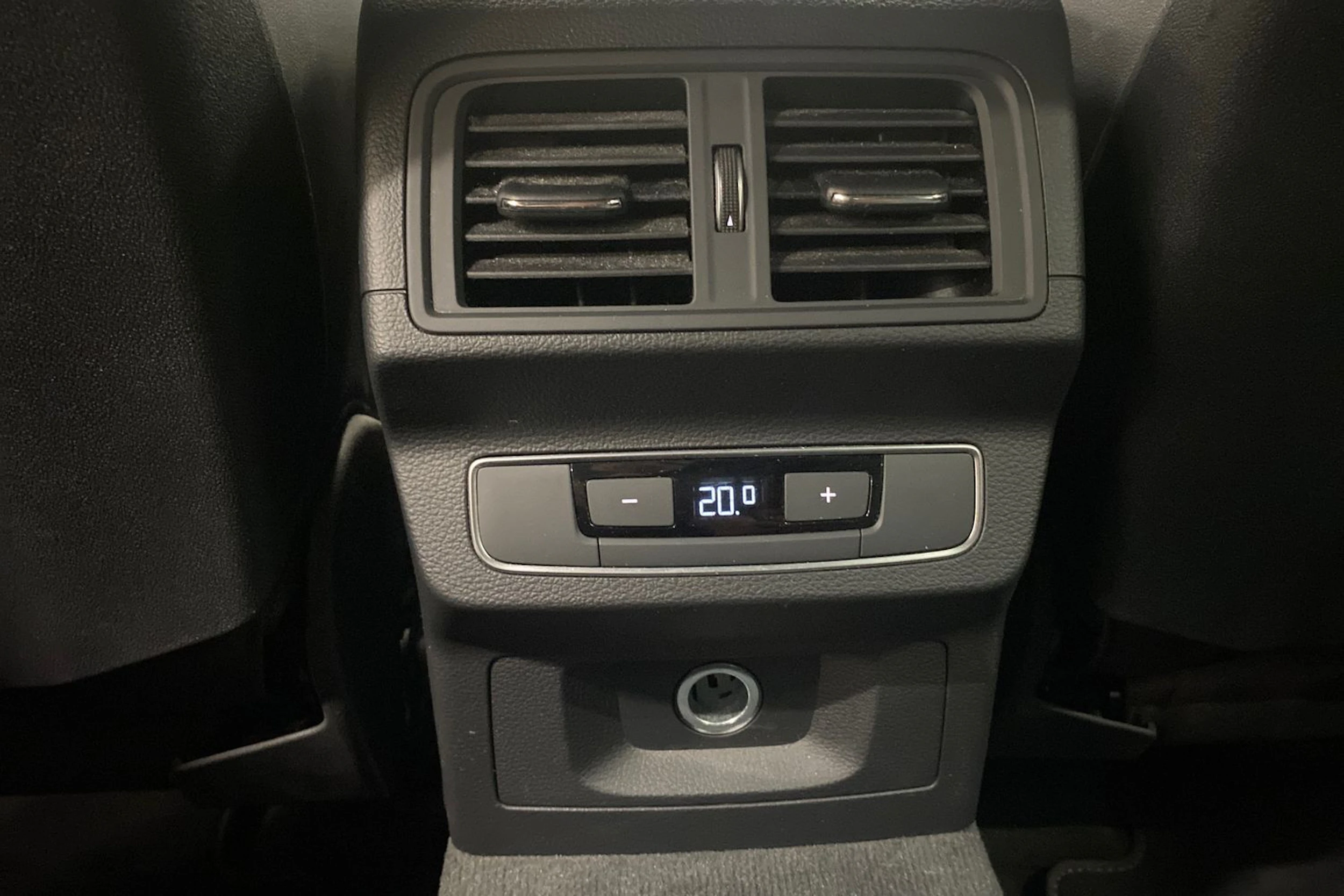 Punainen Audi Q5 2021 kuva 22.