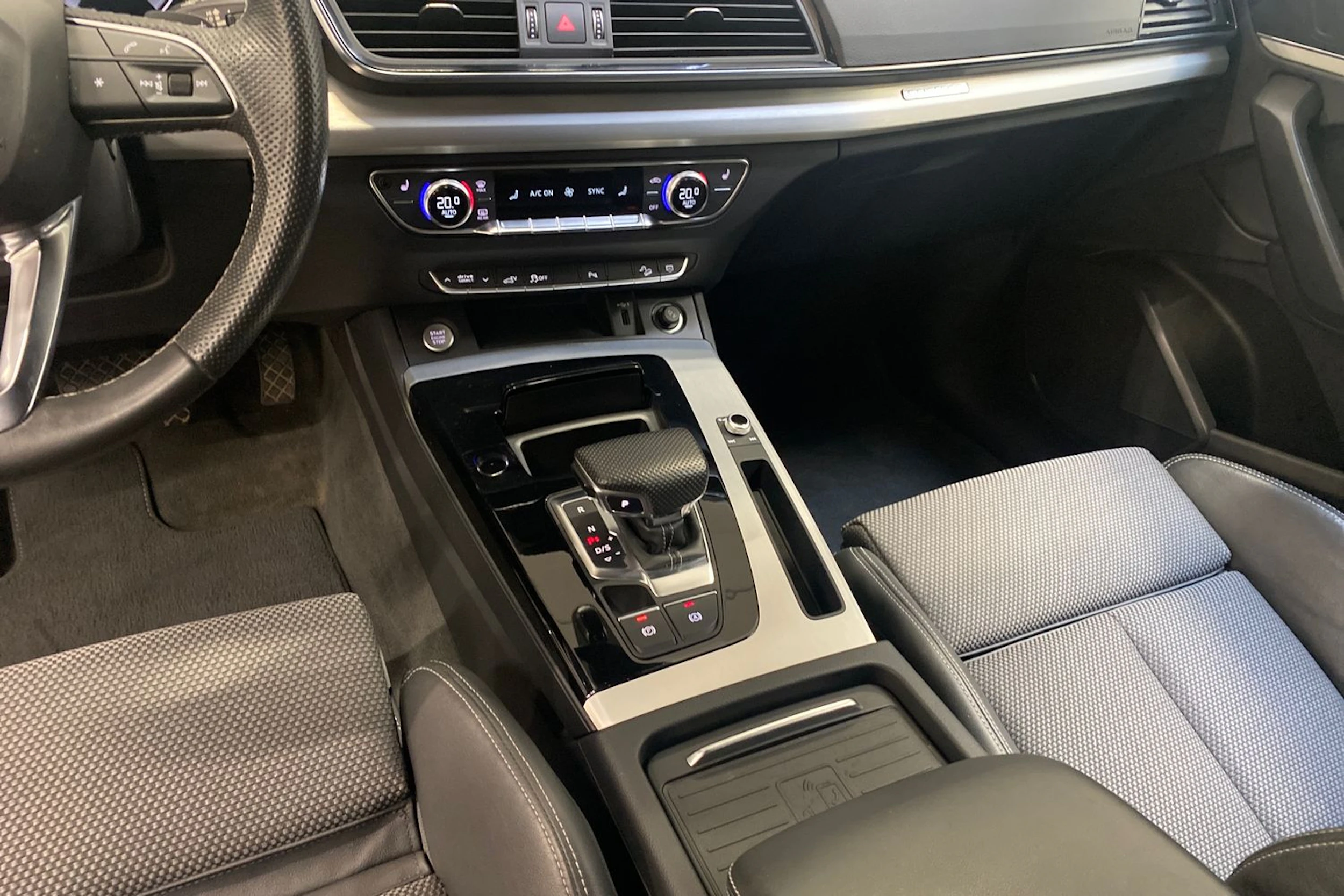 Punainen Audi Q5 2021 kuva 23.