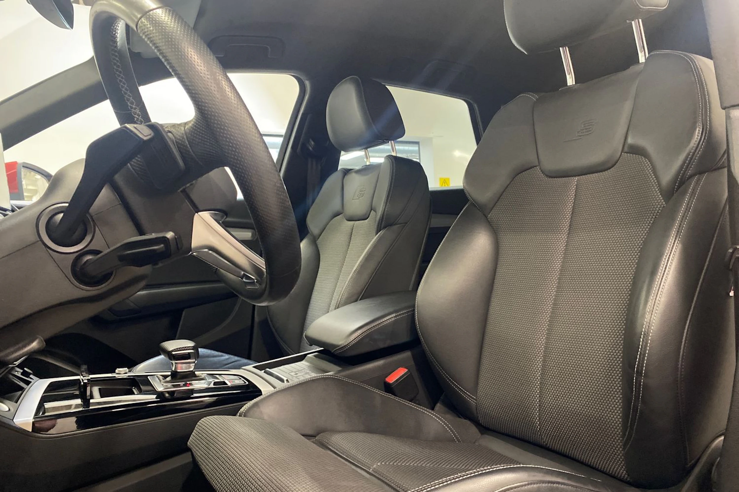 Punainen Audi Q5 2021 kuva 25.