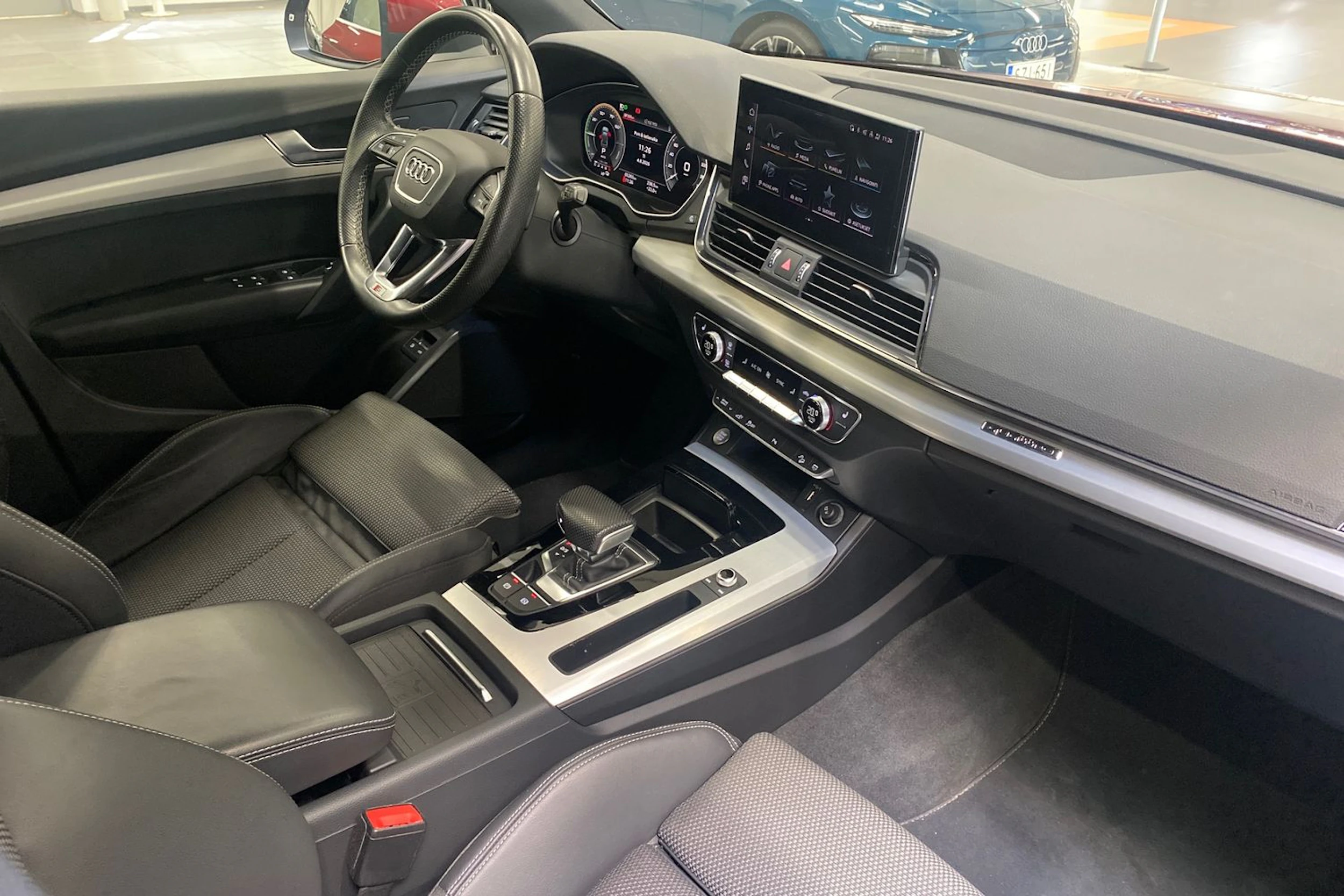 Punainen Audi Q5 2021 kuva 26.