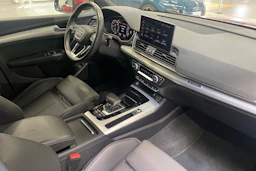 Punainen Audi Q5 2021 kuva 26.